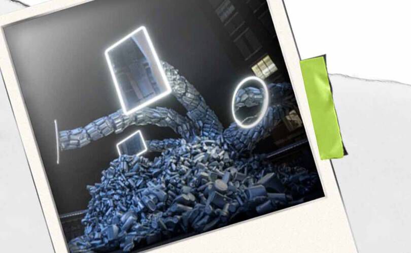 En hog med staplade foremål bildar abstrakta former, belysta av glodande konturer av ett utropstecken och en cirkel.