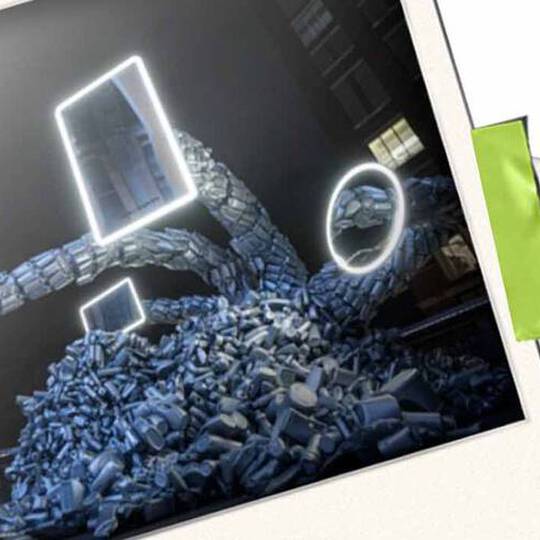 En hog med staplade foremål bildar abstrakta former, belysta av glodande konturer av ett utropstecken och en cirkel.