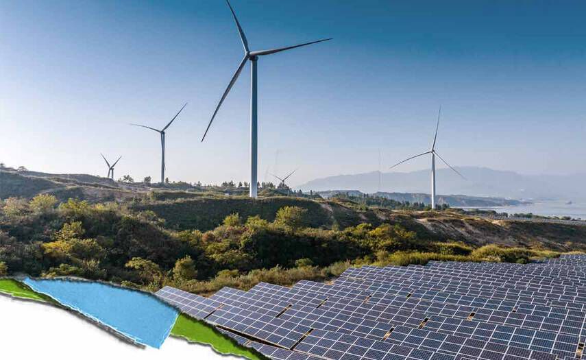 Ett naturskont landskap med solpaneler i forgrunden och vindkraftverk i bakgrunden, som visar på fornybara energikallor.