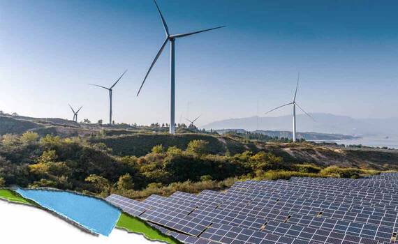 Ett naturskont landskap med solpaneler i forgrunden och vindkraftverk i bakgrunden, som visar på fornybara energikallor.