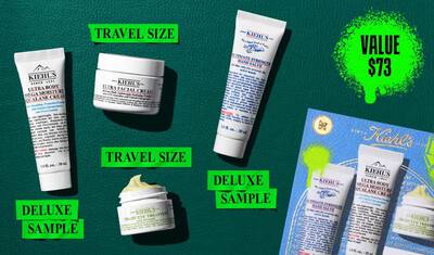 En grafik, mot en morkgron texturerad bakgrund, visar fyra Kiehl’s-produkter och en presentask. En vit tub med "KIEHL’S ULTRA BODY MEGA MOISTURE SQUALANE CREAM" ar markt "DELUXE SAMPLE" i ljusgront. En vit burk med "KIEHL’S ULTRA FACIAL CREAM" ar markt "TRAVEL SIZE" i ljusgront. En vit tub med "KIEHL’S ULTIMATE STRENGTH HAND SALVE" ar markt "DELUXE SAMPLE" i ljusgront. En liten oppen vit burk med "KIEHL’S CREAMY EYE TREATMENT WITH AVOCADO" med synlig blekgul kram ar markt "TRAVEL SIZE" i ljusgront. I det nedre hogra hornet syns en blå Kiehl’s presentask som visar samma fyra produkter, dekorerad med ljusgrona grafiska fargstank och en rosettdesign.