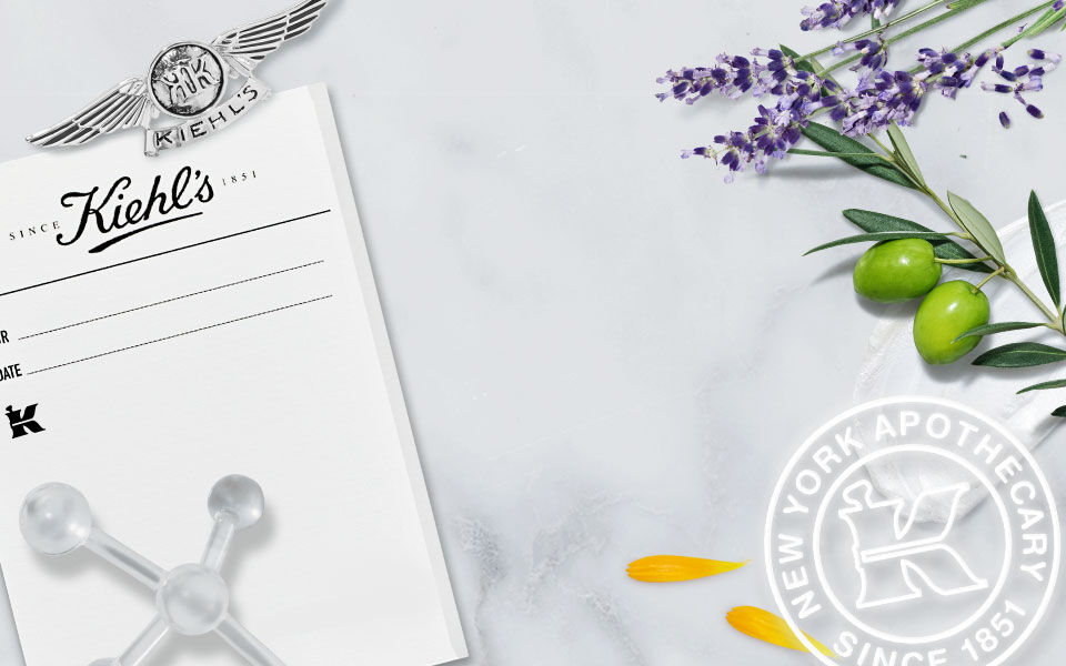 Alt-text: En imagetexter som visar en gammal svartvit bild av Kiehl's apotek tillsammans med moderna ingredienser och ett emblem som visar "New York Apothecary since 1851".