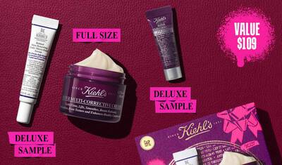 En grafik, mot en morkrod texturerad bakgrund, visar tre Kiehl’s-produkter och en presentask. En vit och lila tub med "Kiehl's Retinol Skin-Renewing Daily Micro-Dose Serum" ar markt "DELUXE SAMPLE" i ljusrosa. En lila burk med "Kiehl's Super Multi-Corrective Cream" med synlig kram ar markt "FULL SIZE" i ljusrosa. En liten lila tub med "Kiehl's Super Multi-Corrective Eye Zone Treatment" ar markt "DELUXE SAMPLE" i ljusrosa. I det nedre hogra hornet syns en lila Kiehl’s presentask som visar samma tre produkter, dekorerad med ljusrosa grafiska fargstank.