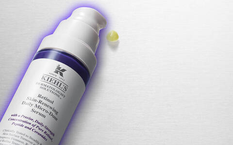 Produkter från Kiehl's: en lila kram, en flaska med serum och en vit solkram på en silverfargad yta.