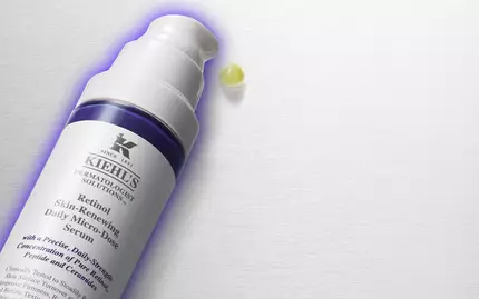 Produkter från Kiehl's, inklusive en kram och serum, placerade på en silvrig yta.