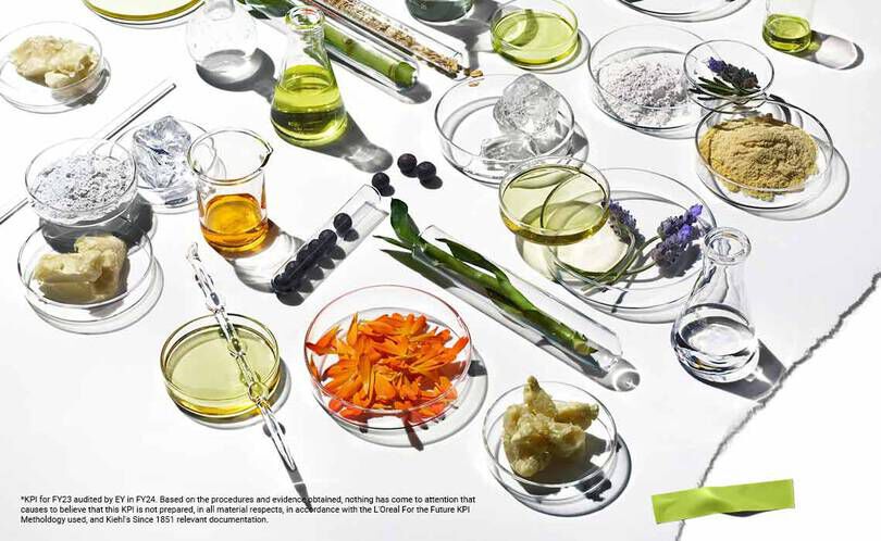 Ett livfullt utbud av vaxtbaserade ingredienser, oljor och pulver som visas i glasbehållare och visar naturens skonhet och hållbarhet.