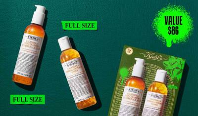 En grafik, mot en morkgron texturerad bakgrund, visar två fullstora flaskor: "Kiehl's Calendula Deep Cleansing Foaming Face Wash" och "Kiehl's Calendula Herbal-Extract Toner", båda med klar forpackning och barnstensfargad vatska. Varje flaska ar markt "FULL SIZE" i ljusgront. Till hoger visar en gron och guld Kiehl's presentask samma två produkter. I det ovre hogra hornet finns en ljusgron fargspruta som innehåller texten.
