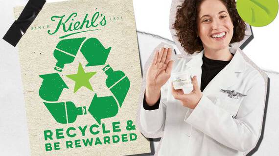 En person i labbrock håller i en hudvårdsprodukt, med en affisch som uppmuntrar till återvinning och beloningar i bakgrunden.