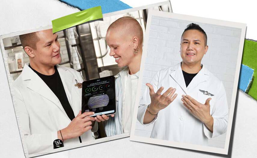 Två yrkespersoner i labbrockar visar upp en digital enhet och diskuterar dess funktioner mot en ljus, stilren bakgrund.