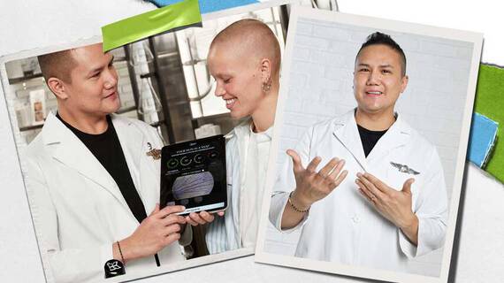 Två yrkespersoner i labbrockar visar upp en digital enhet och diskuterar dess funktioner mot en ljus, stilren bakgrund.