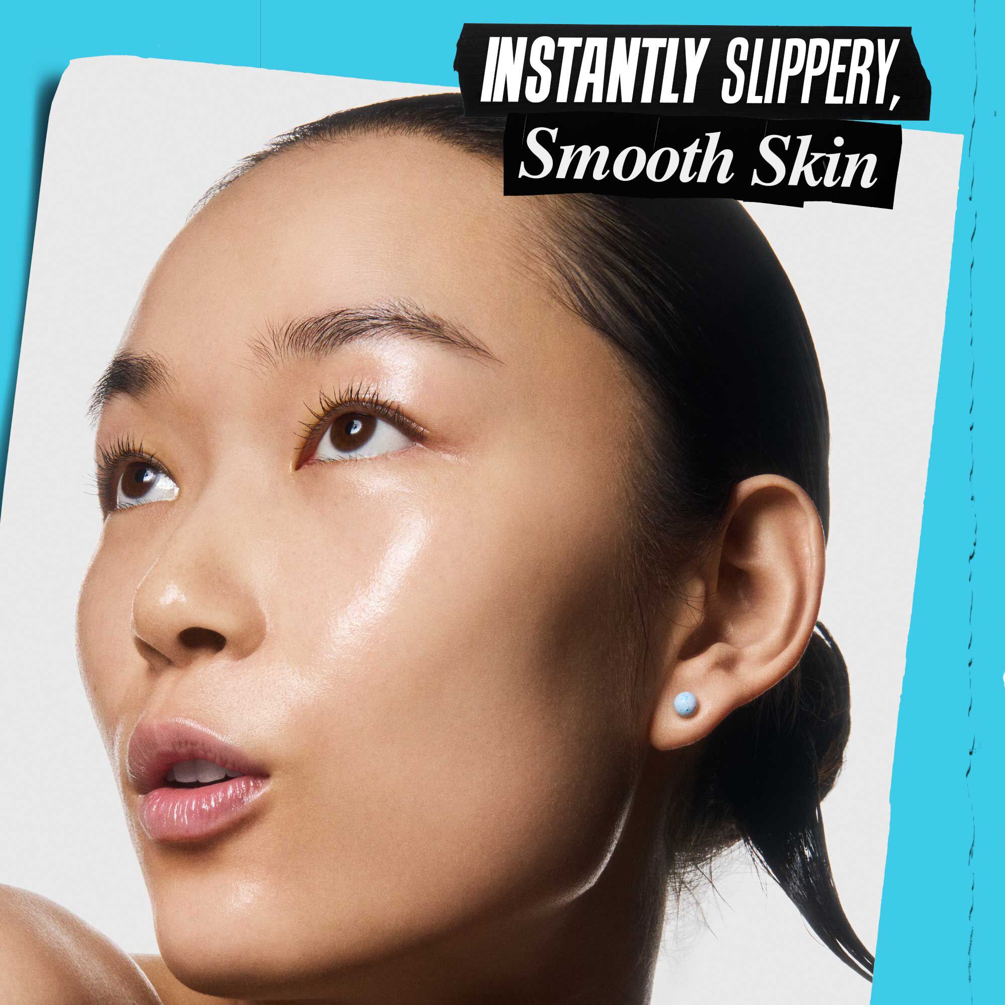 En person som applicerar Kiehl's Clearly Corrective Triple Acid Peel på huden.