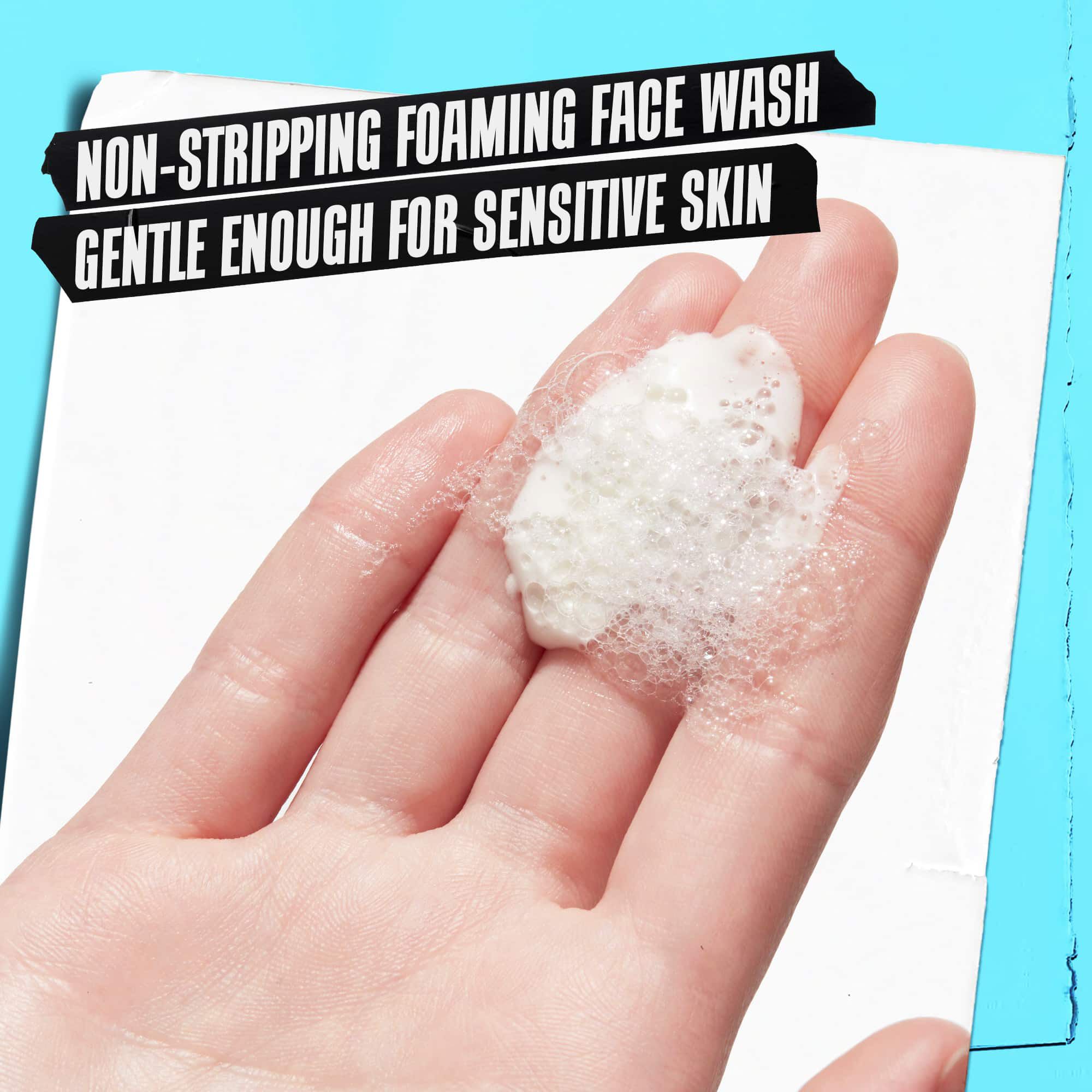 En hand som håller Ultra Facial Oil-Free Cleanser-skum markt "Icke-uttorkande skummande tvatt, tillrackligt skonsam for kanslig hud."