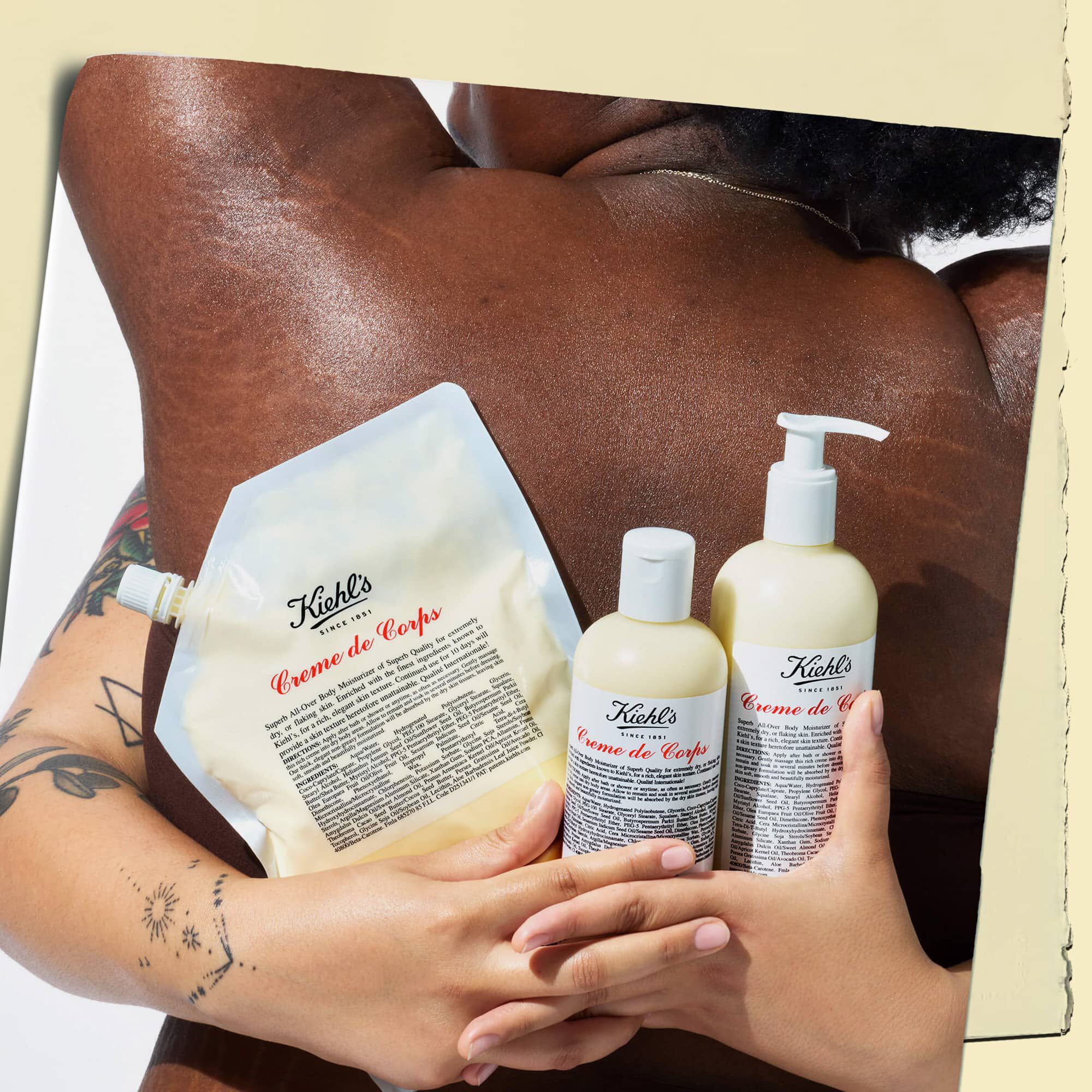 Två modeller som kramar om varandra och håller tre flaskor Creme de Corps i olika storlekar