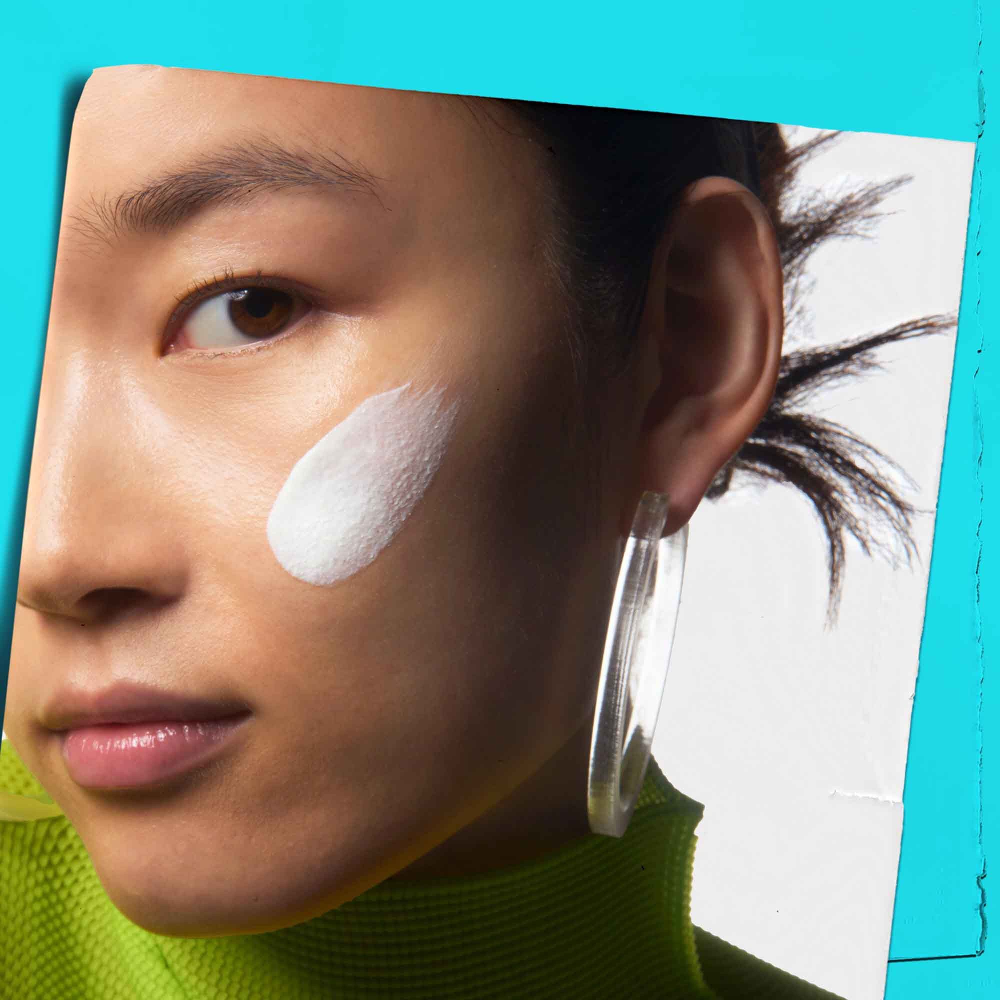 Ultra Light Daily UV Defense Aqua Gel appliceras på huden.