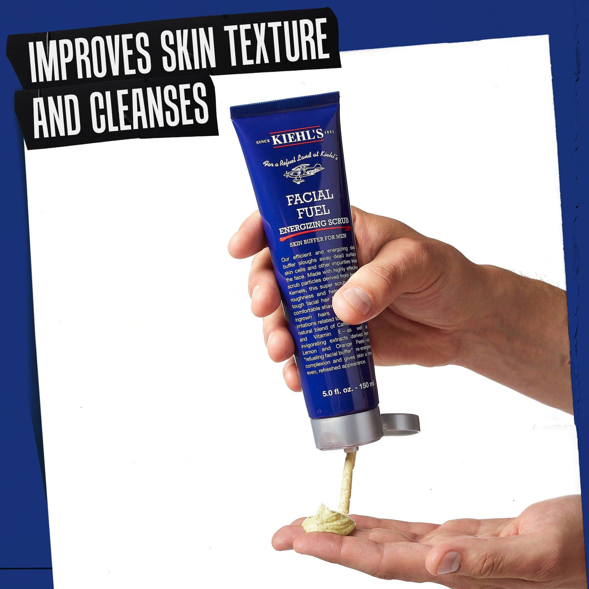 En hand som doserar Facial Fuel Energizing Scrub. Texten betonar "Forbattrar hudens textur och rengor"