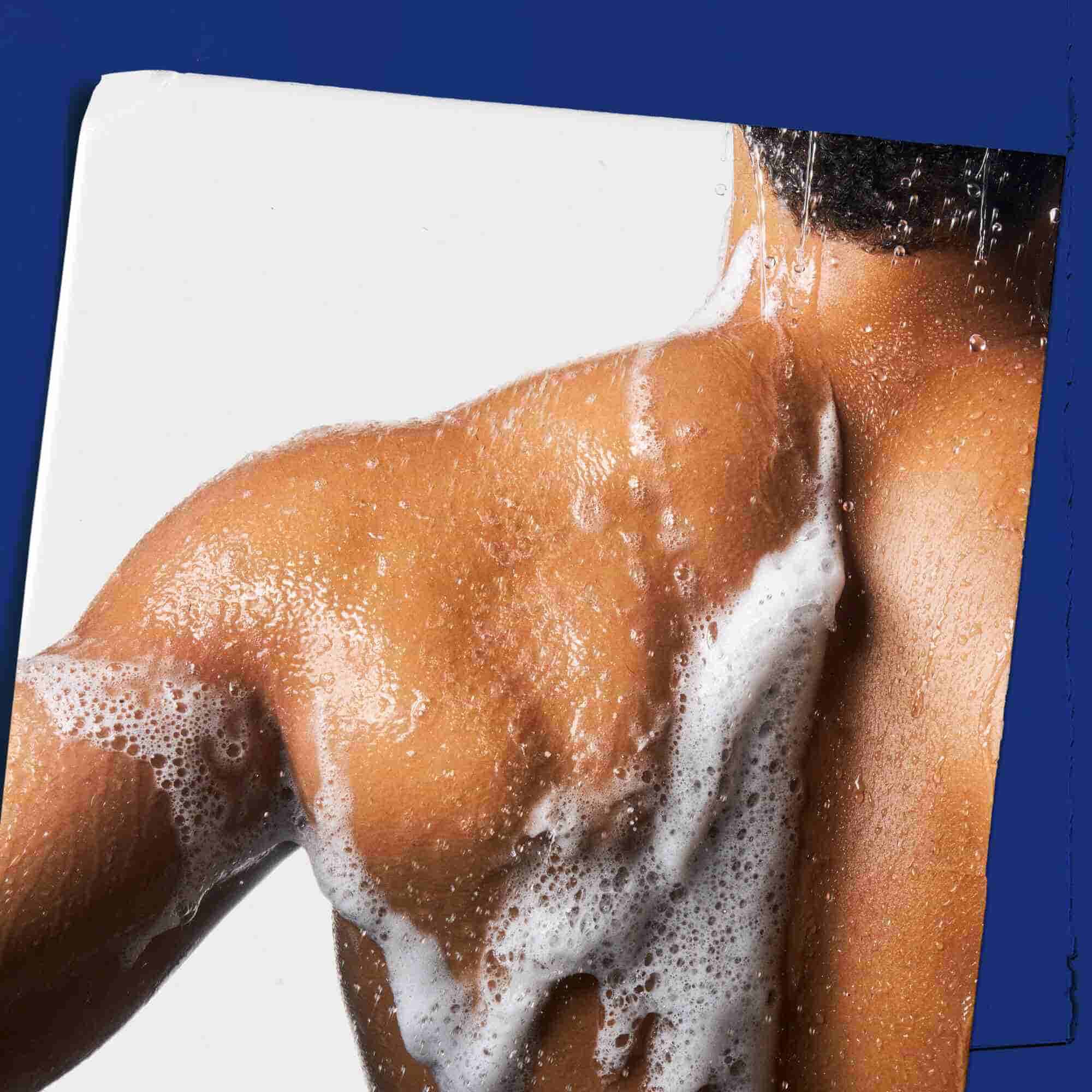 Body Fuel All-In-One Energizing Wash loddrad på huden, vilket visar dess anvandning.