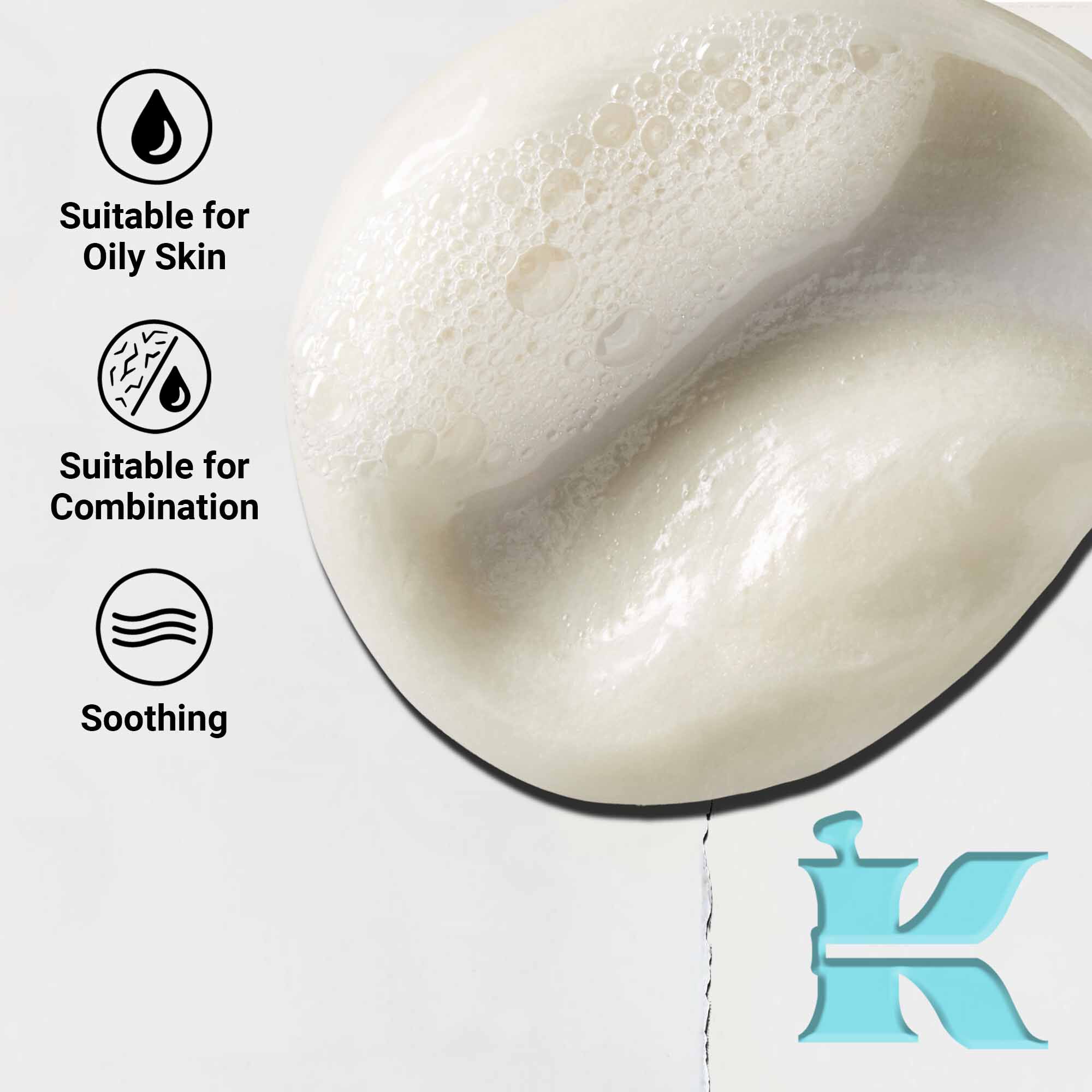 Narbild på konsistensen av Ultra Facial Oil-Free Cleanser som visar en latt, kramig formula. Texten betonar lugnande fordelar och lamplighet for fet och blandhy.