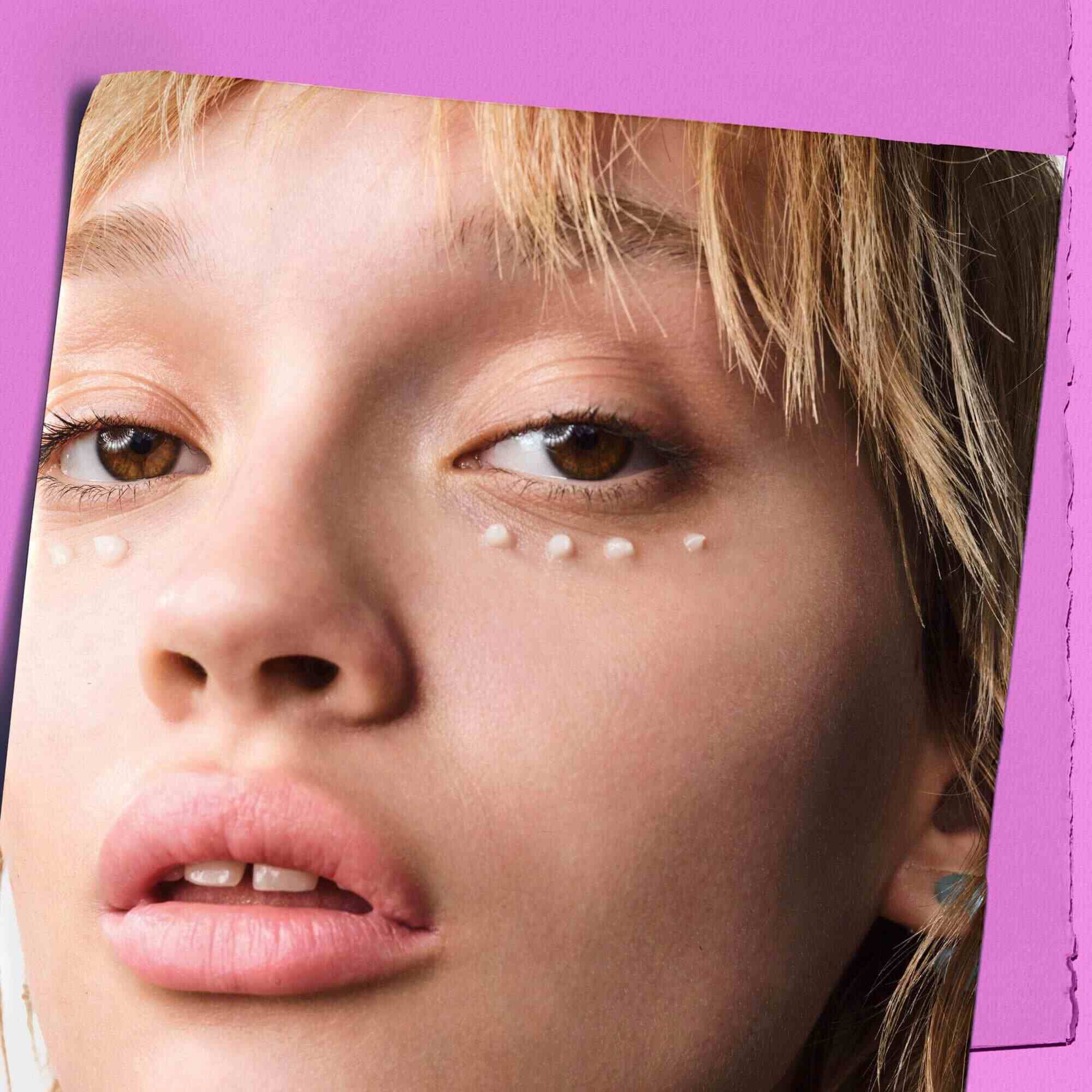 Modell med prickar av Kiehl's Super Multi-Corrective Eye Zone Treatment under ogonen
