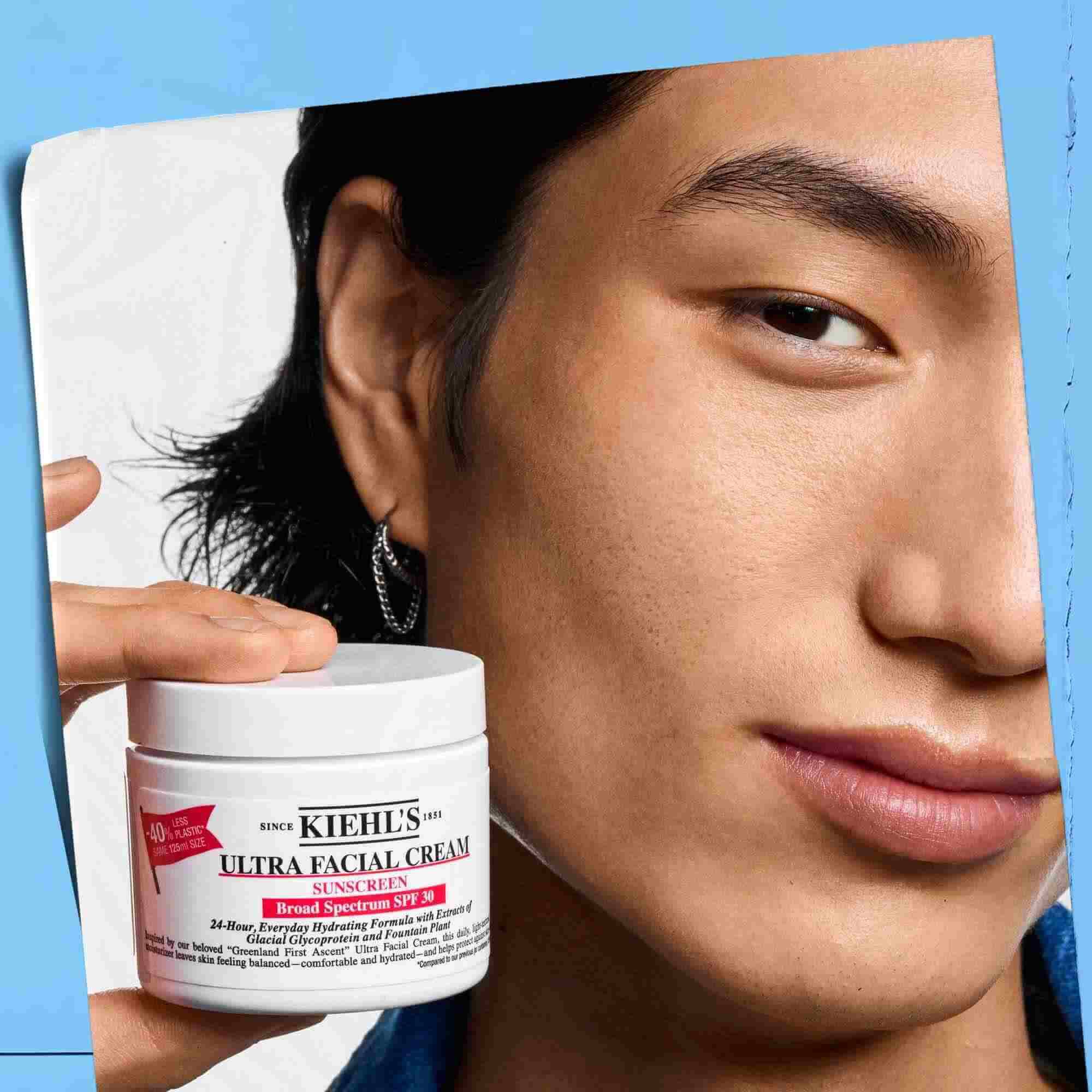 Ultra Facial Cream SPF 30 hålls i handen, vilket visar dess barbarhet och anvandarvanlighet.