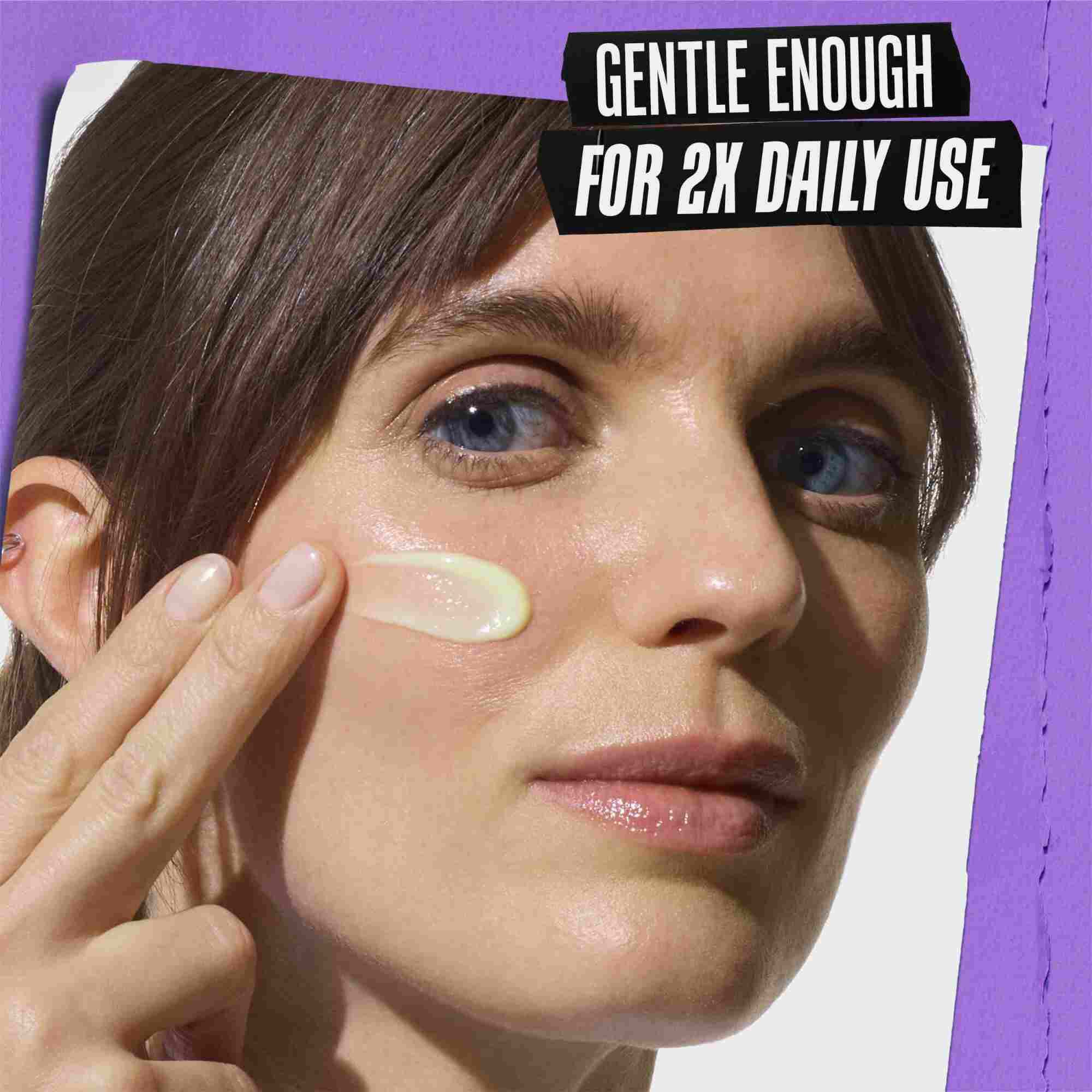 Modell med ett prov av Kiehl's Retinol Skin Renewing Daily Microdose i ansiktet