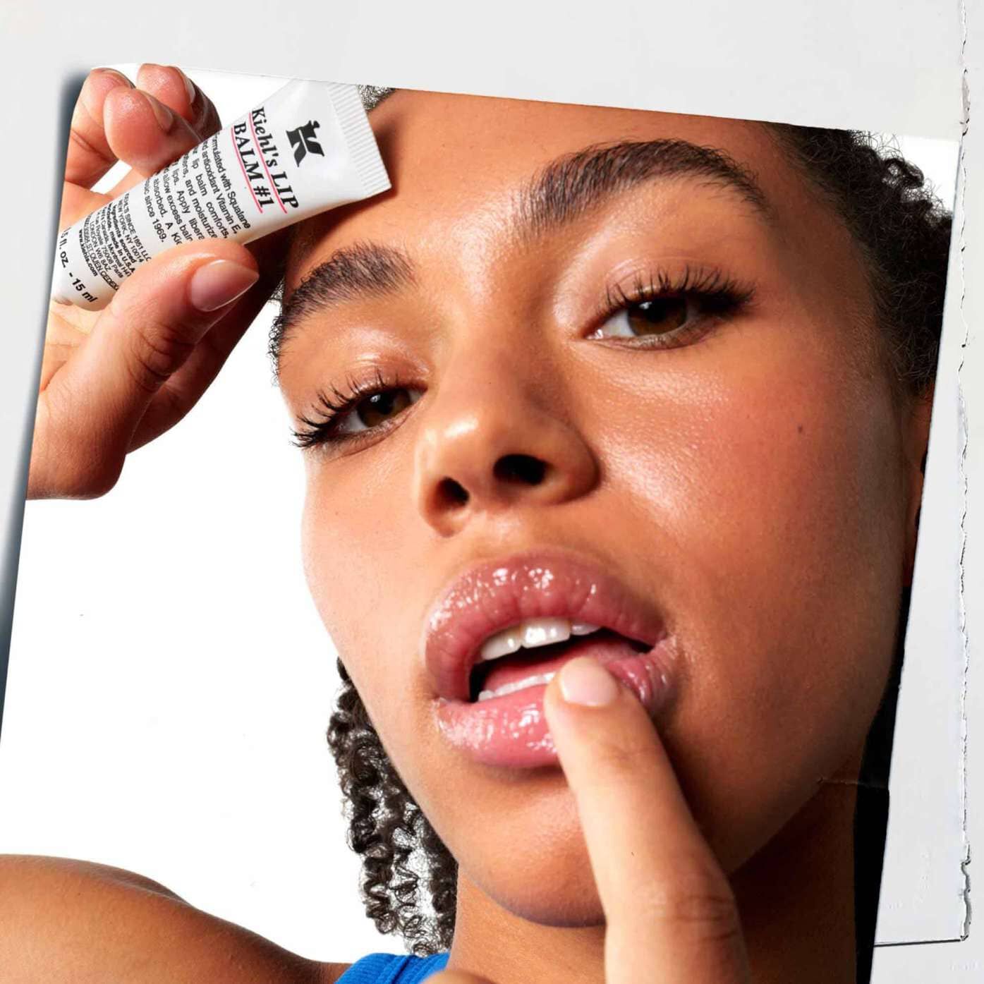 Lip Balm #1 appliceras på lapparna och visar dess anvandning på huden.
