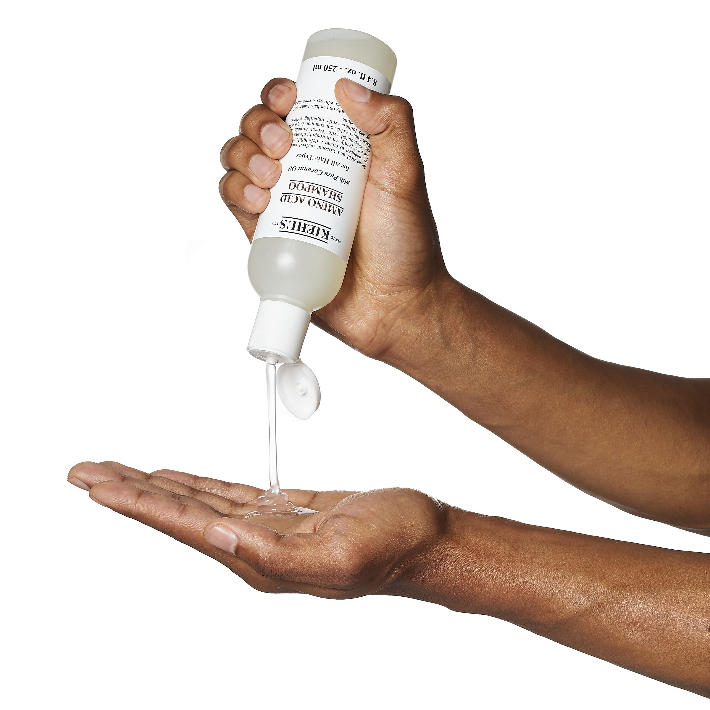 Modell med bubblor på huvudet från Kiehl's Amino Acid Shampoo