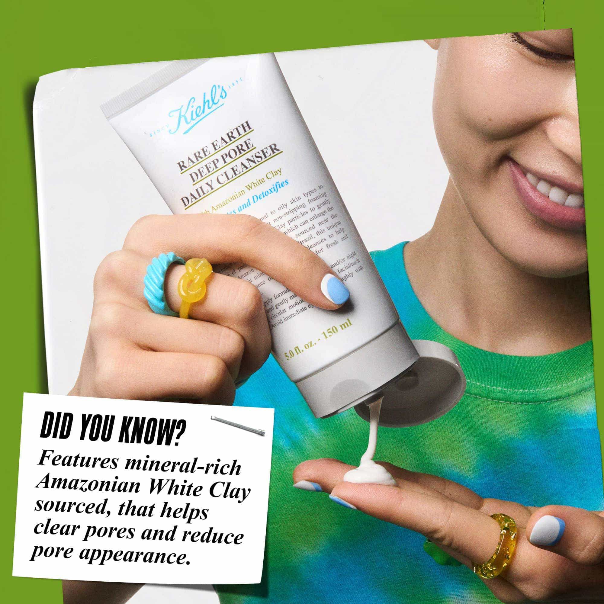 Hand som doserar Rare Earth Deep Pore Daily Cleanser på fingertopparna. Texten lyder: "Visste du att? Formulerad med vit lera från Amazonas som hjalper till att rensa porerna och minska deras synlighet."