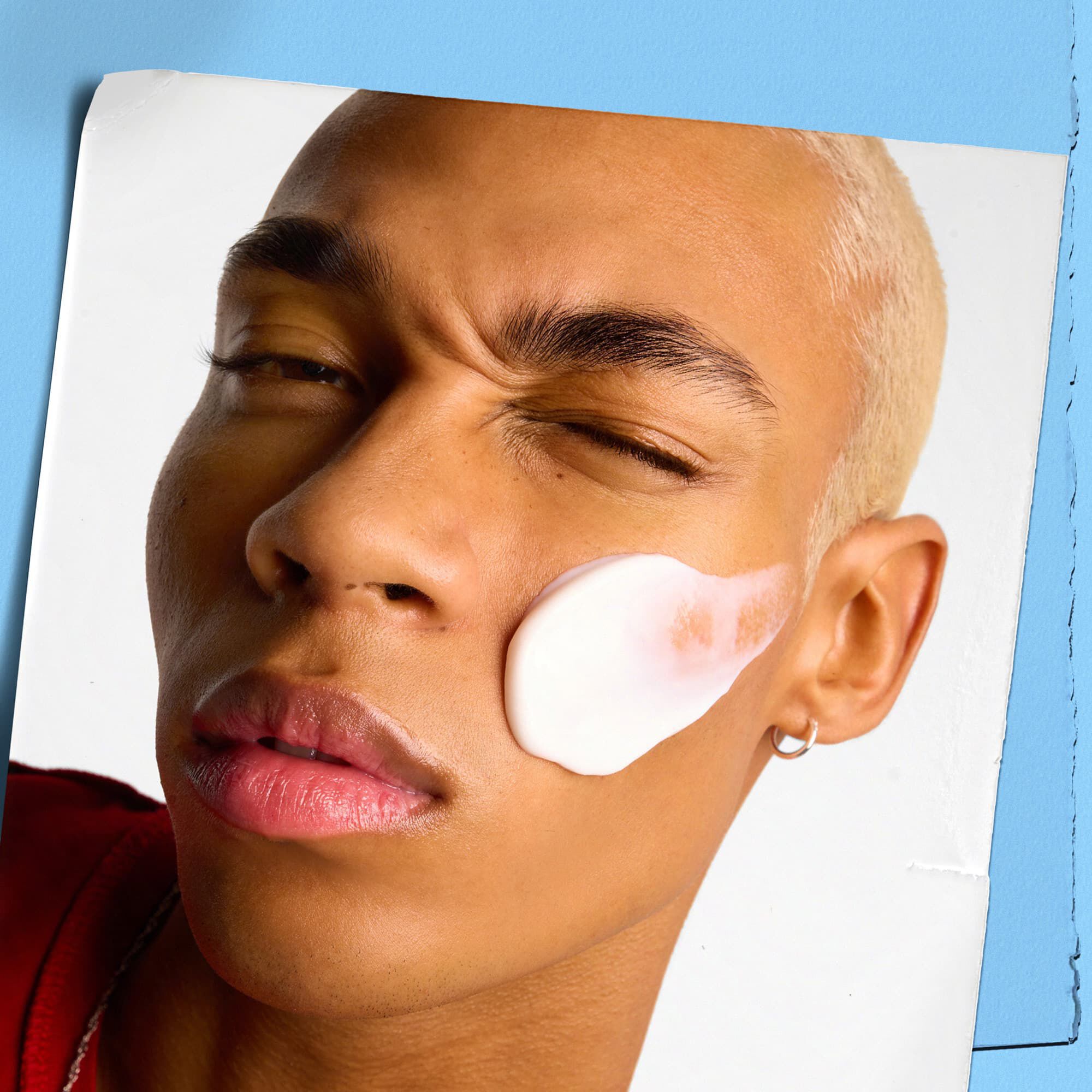 Modell som applicerar Kiehl's Ultra Facial Cream i ansiktet