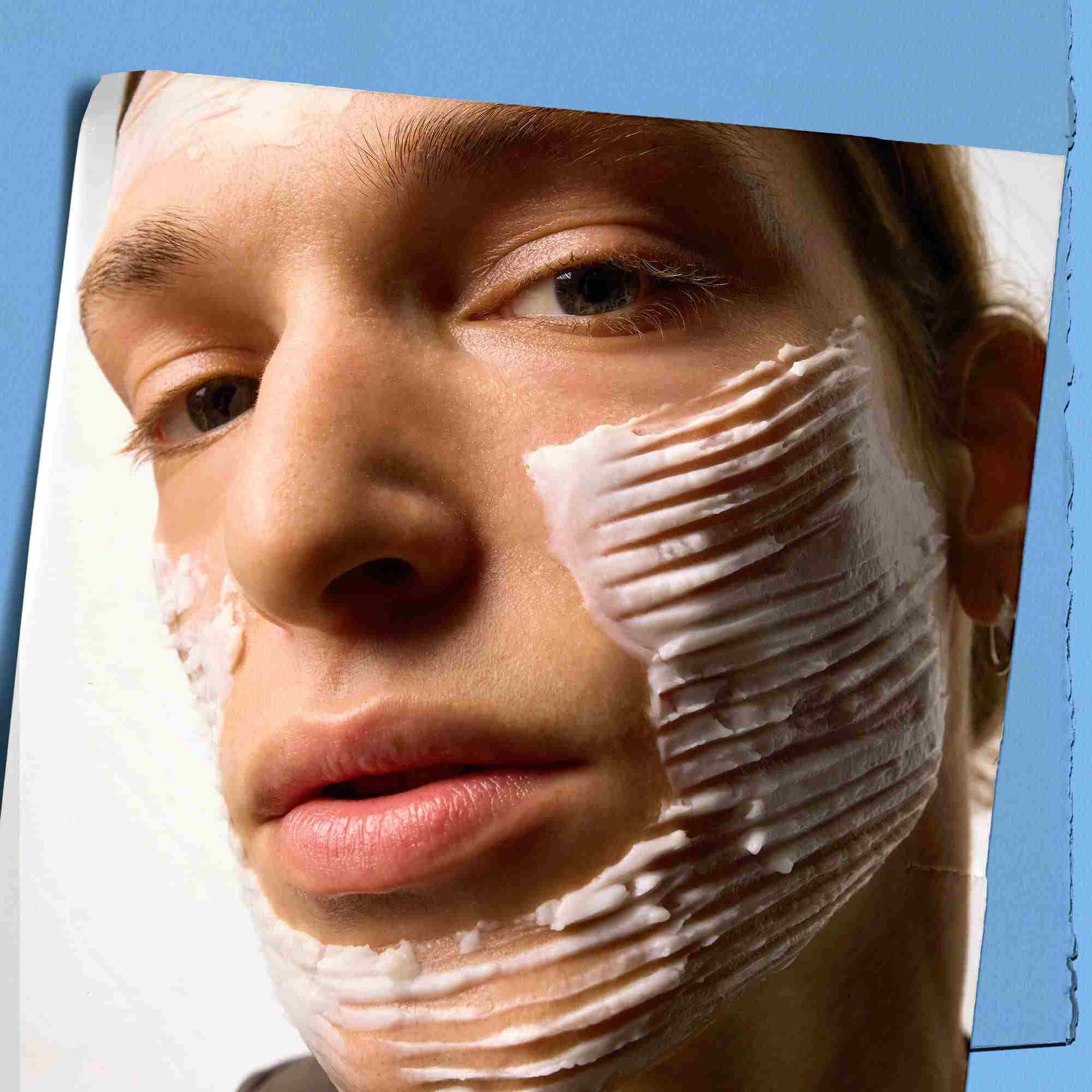 Modell med ett prov av Kiehl's Ultra Facial Barrier Cream i ansiktet