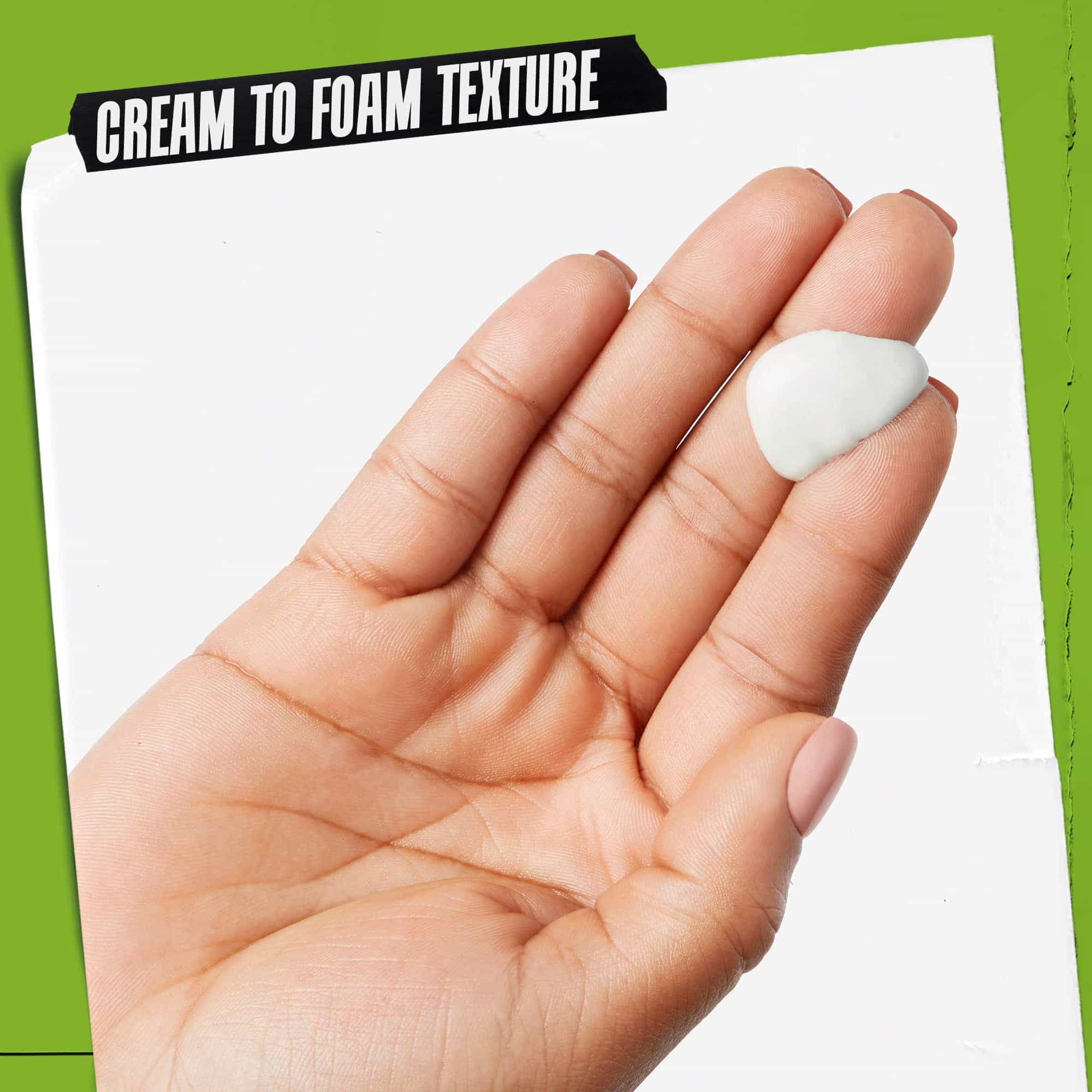 En hand med Rare Earth Deep Pore Daily Cleanser på. Texten betonar "Kram-till-skum-konsistens".