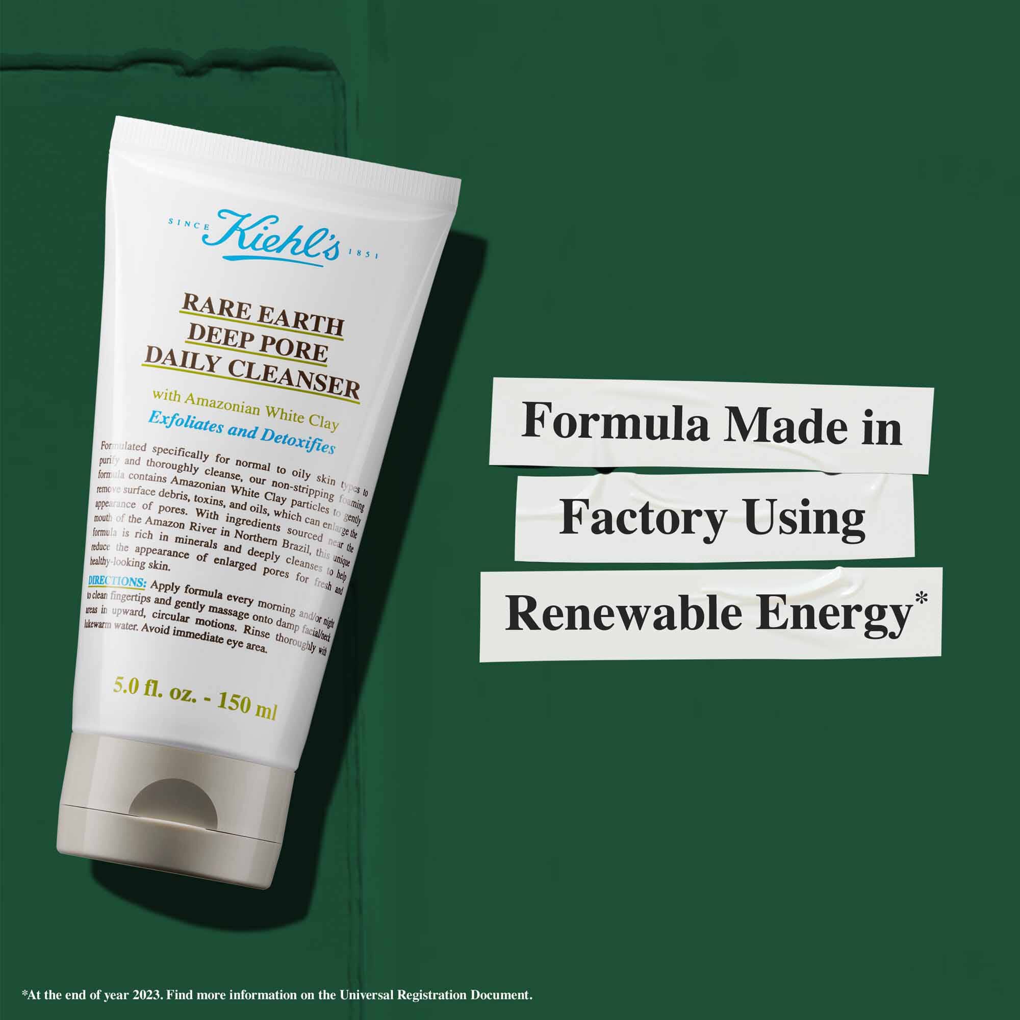 En tub med Rare Earth Deep Pore Daily Cleanser med texten "Formel framstalld i en fabrik som anvander fornybar energi", som betonar hållbarhet.