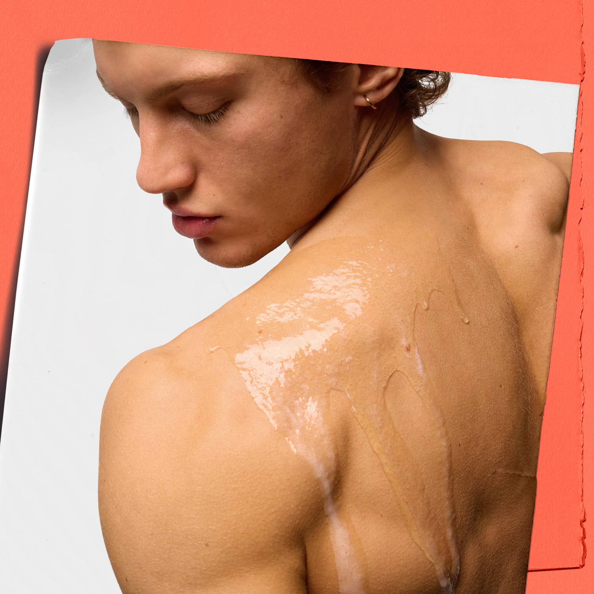 Modell med Kiehl's Grapefruit Liquid Body Cleanser på ryggen