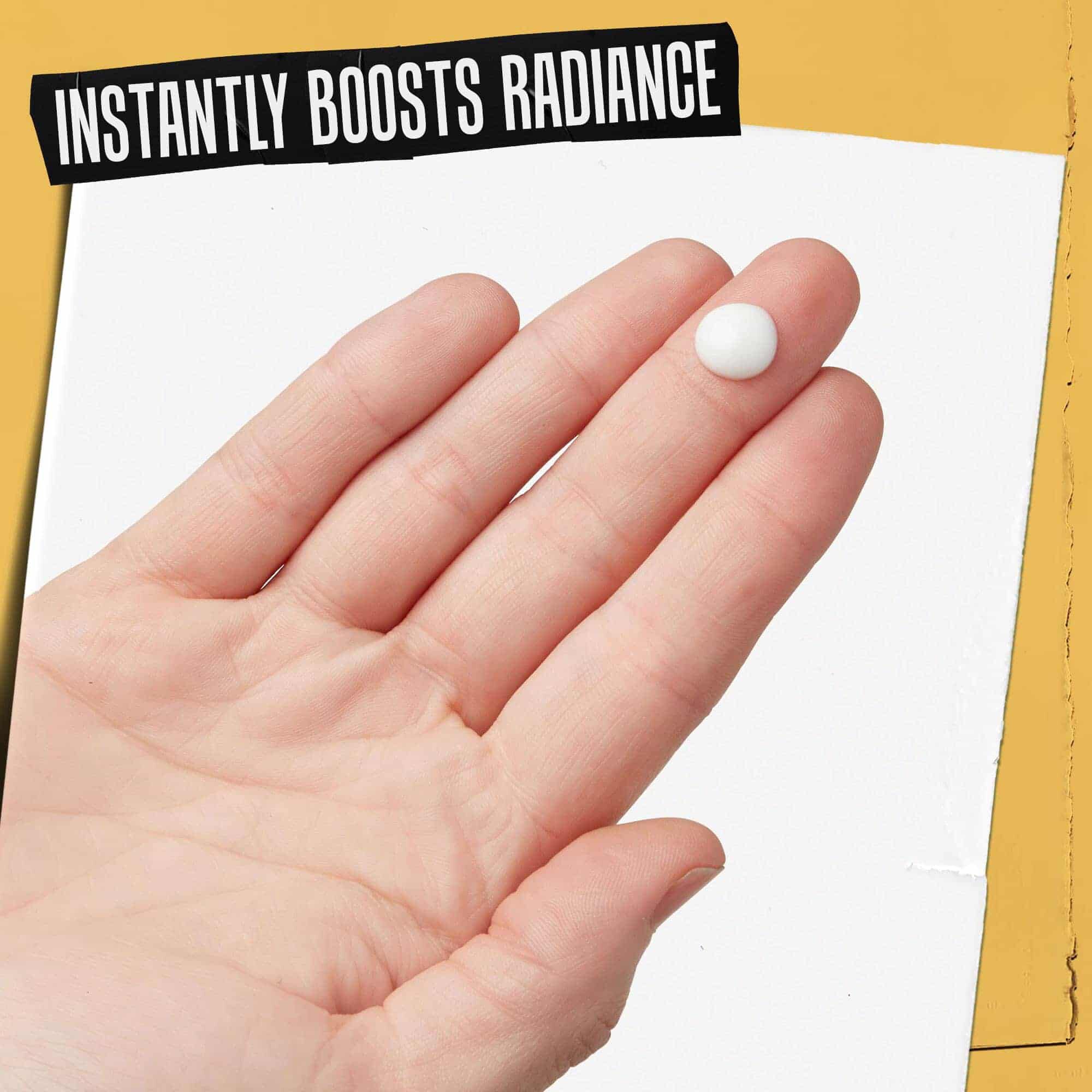 En hand med Powerful-Strength Line-Reducing Concentrate på, markt "Okar omedelbart lystern".