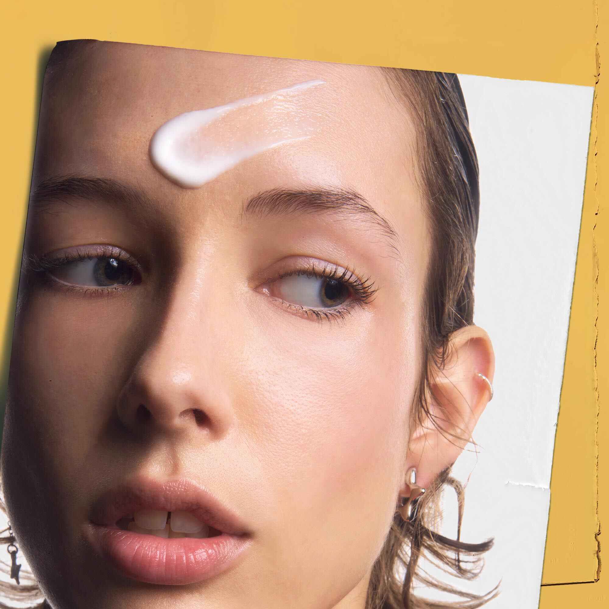 Powerful-Strength Line-Reducing Concentrate applicerad på en persons panna, vilket visar dess anvandning.