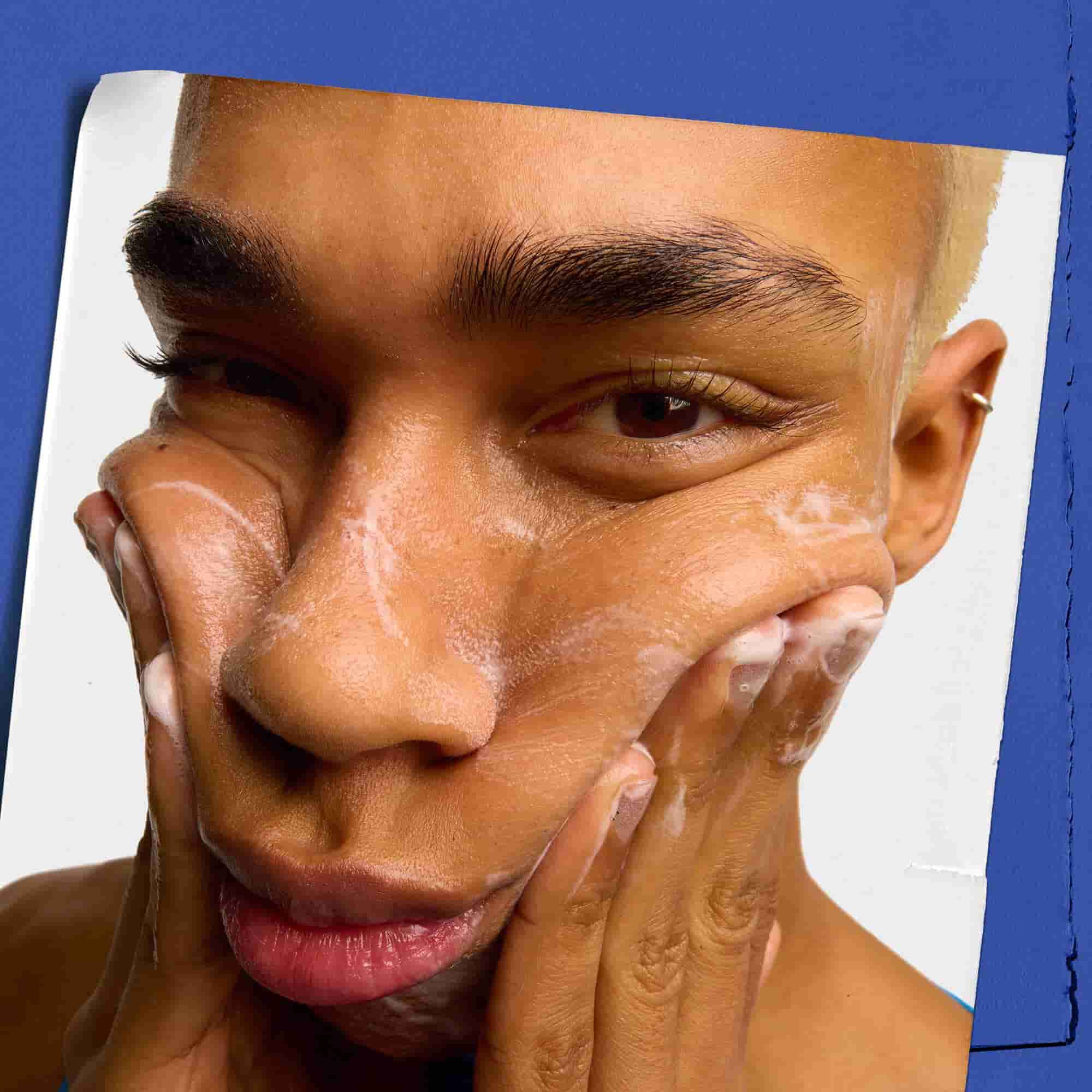 Modell som anvander Kiehl's Facial Fuel Energizing Face Wash ansiktstvatt for man
