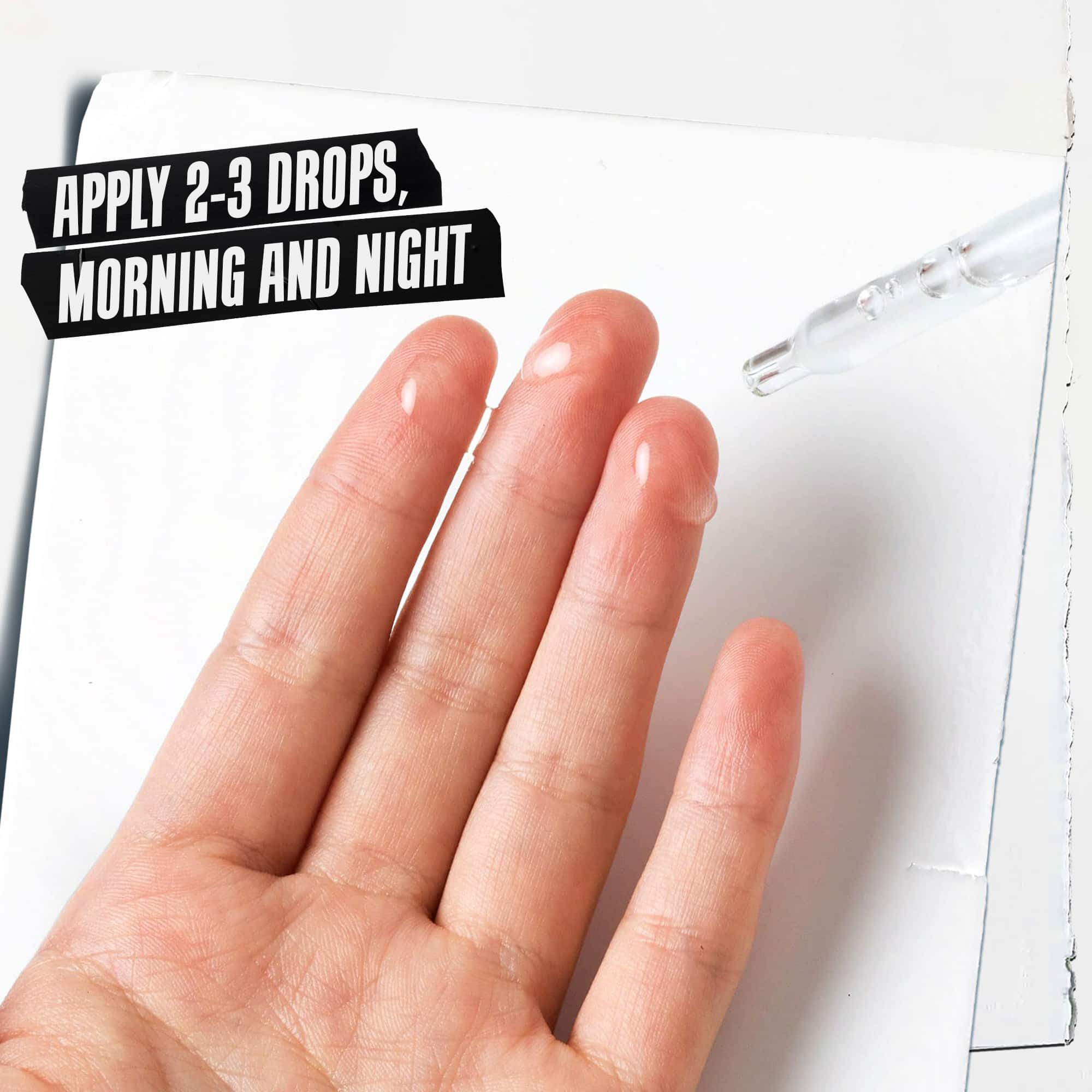 En hand som applicerar Ultra Pure 1.5% Hyaluronic Acid Serum med texten: "Applicera 2-3 droppar, morgon och kvall."
