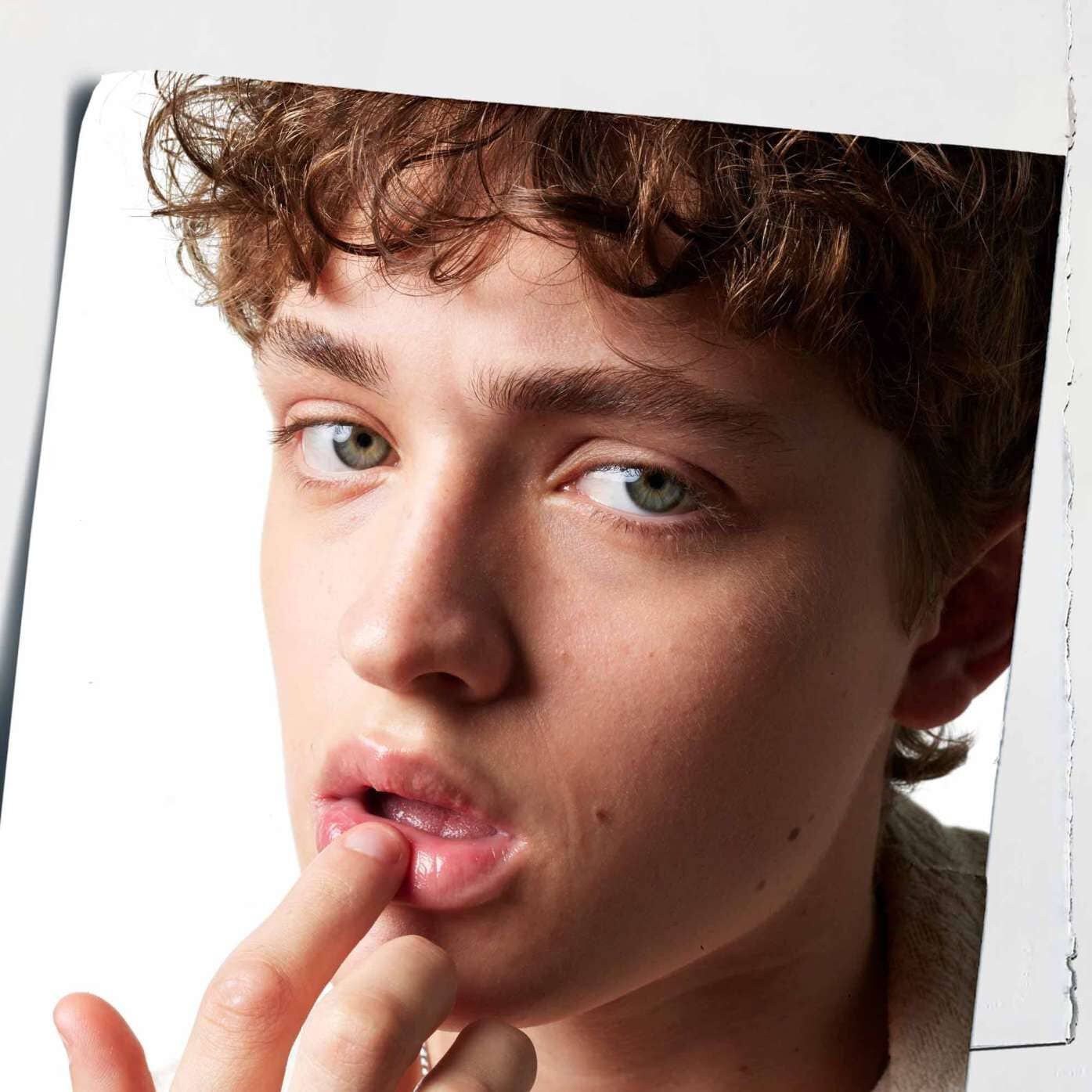 Lip Balm #1 appliceras på lapparna och demonstrerar dess återfuktande effekt på huden.