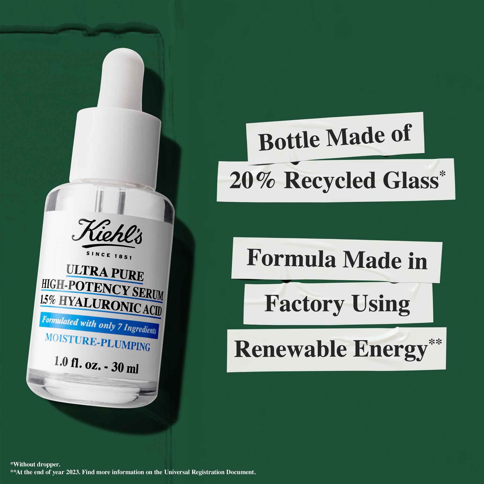 En flaska Ultra Pure 1.5% Hyaluronic Acid Serum med text som betonar hållbarhetspåståenden: "Flaska tillverkad av 20% återvunnet glas" och "Formel framstalld i en fabrik som anvander fornybar energi."
