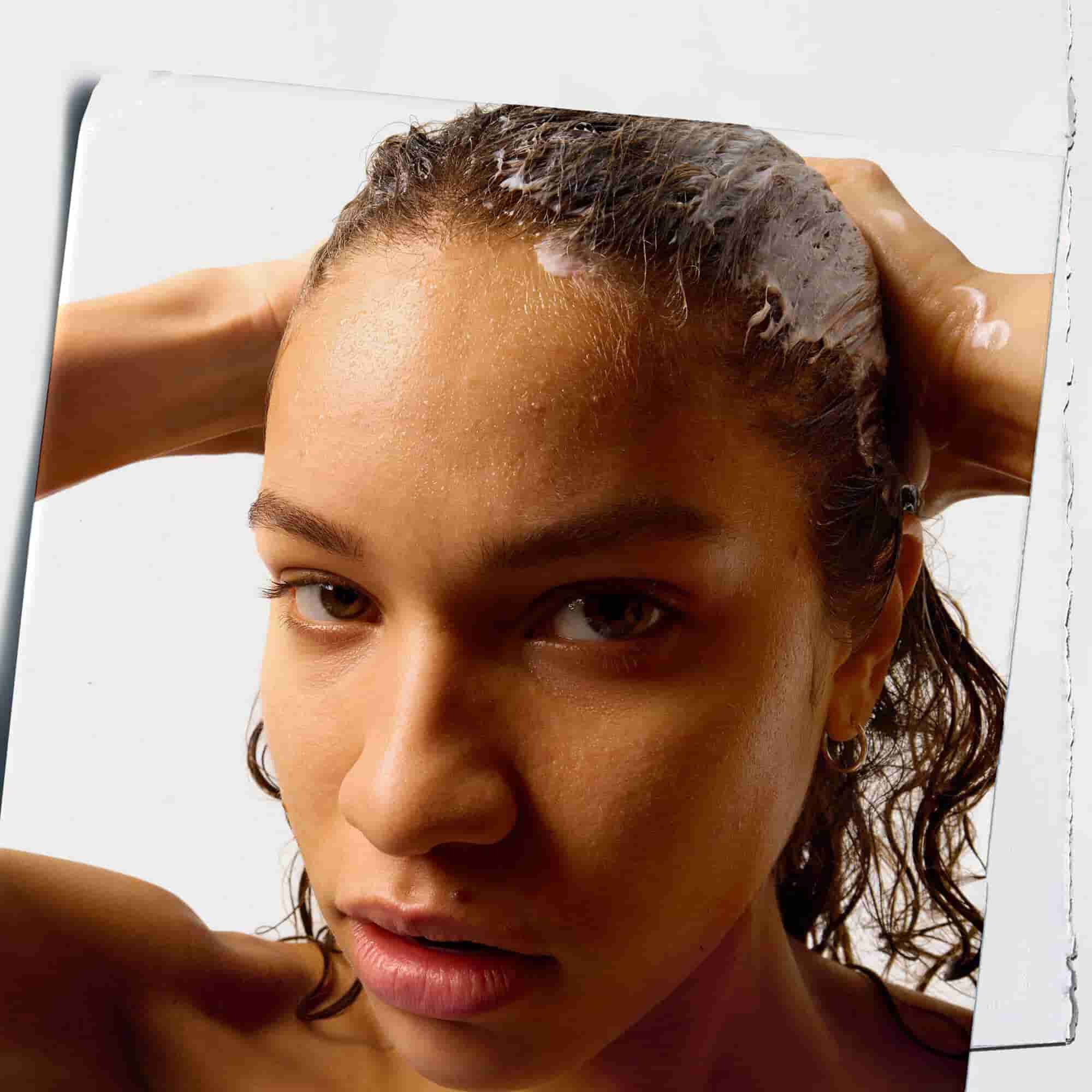Modellera med Kiehl's Amino Acid Conditioner i håret