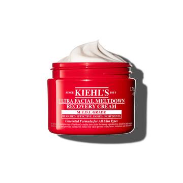 Rod burk med Kiehl’s Ultra Facial Meltdown Recovery Cream Whip som visar en vispad kramkonsistens.