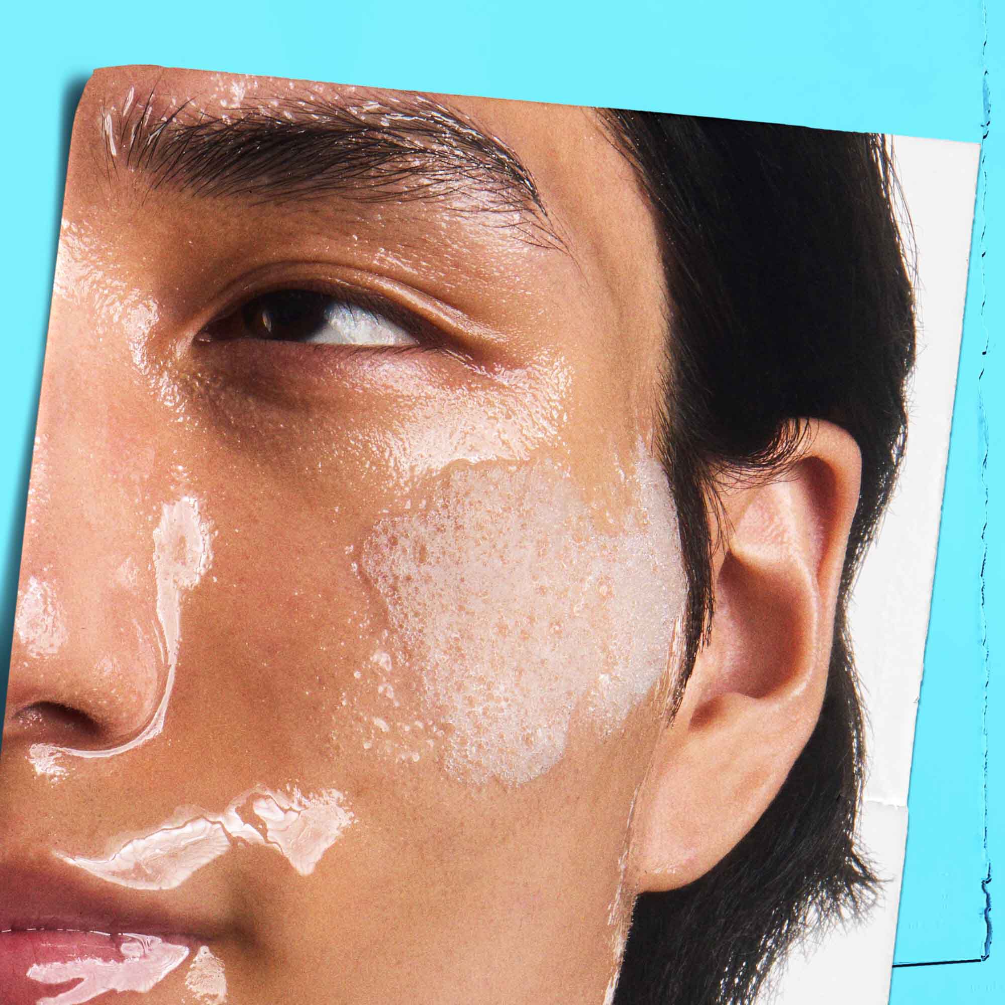 Ultra Facial Oil-Free Cleanser appliceras på huden.