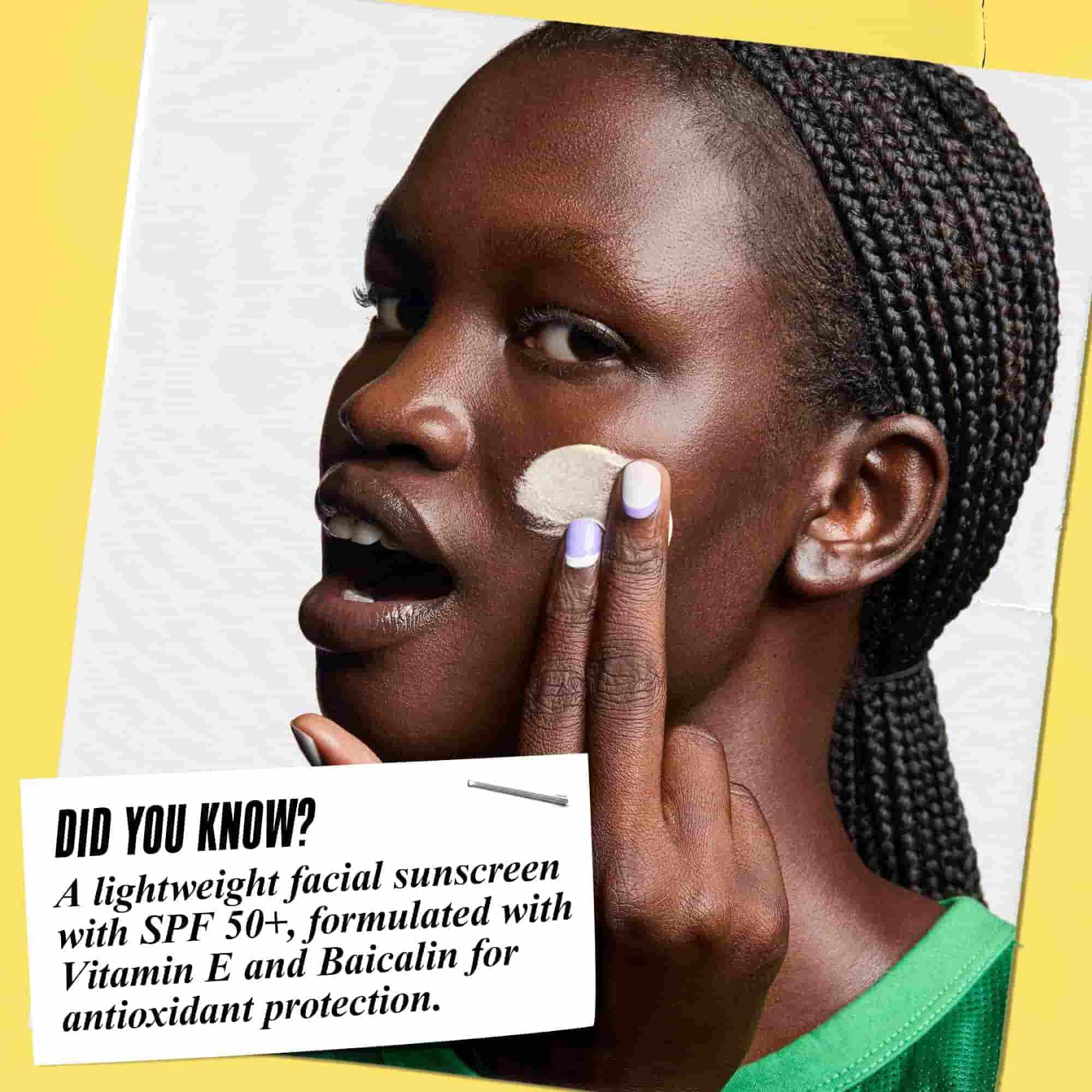 Ultra-Light Daily UV Defense appliceras i ansiktet. Texten lyder: "Visste du att? Ett latt solskydd for ansiktet med SPF 50+, formulerat med vitamin E och baicalin for antioxidantskydd."
