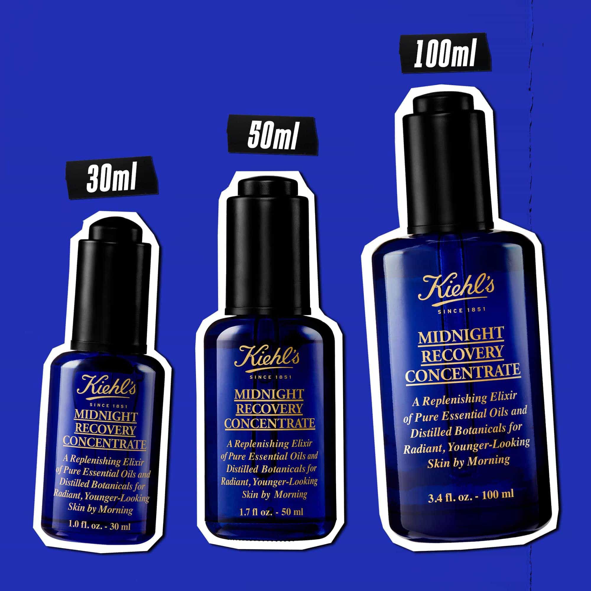 Tre flaskor Midnight Recovery Concentrate ansiktsolja i olika storlekar (30 ml, 50 ml, 100 ml) mot en blå bakgrund.