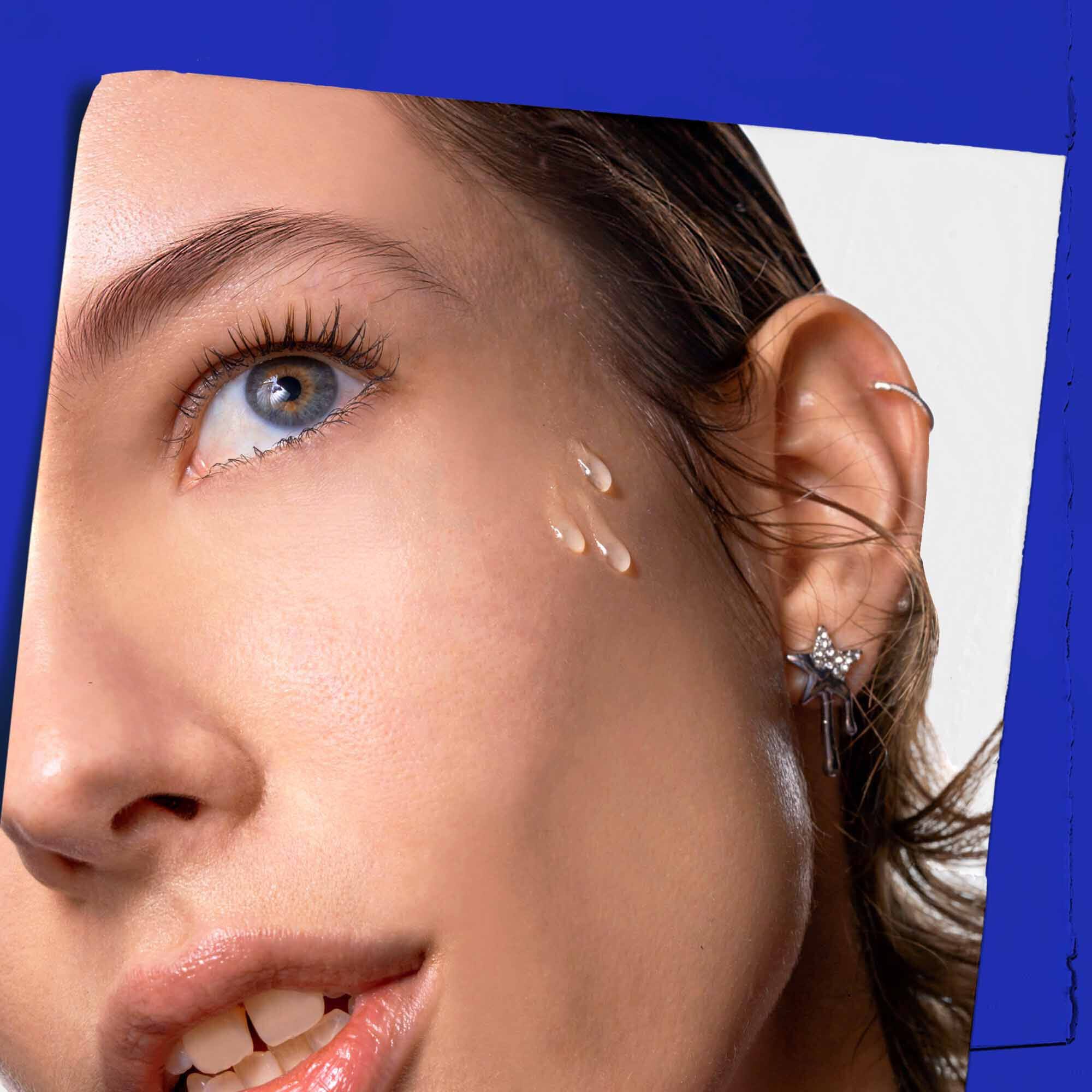 Midnight Recovery Concentrate ansiktsolja applicerad på huden.