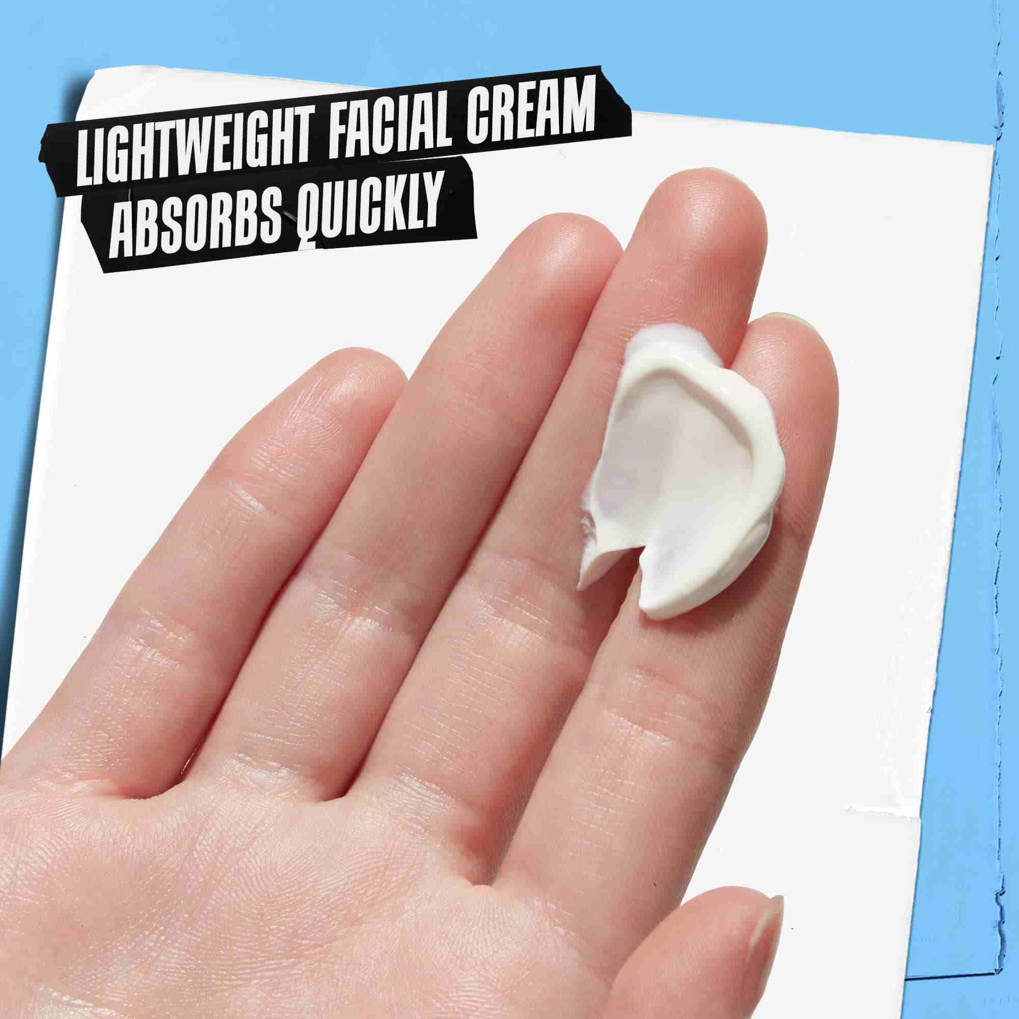 En hand som applicerar Ultra Facial Cream SPF 30 markt "Latt ansiktskram absorberas snabbt."