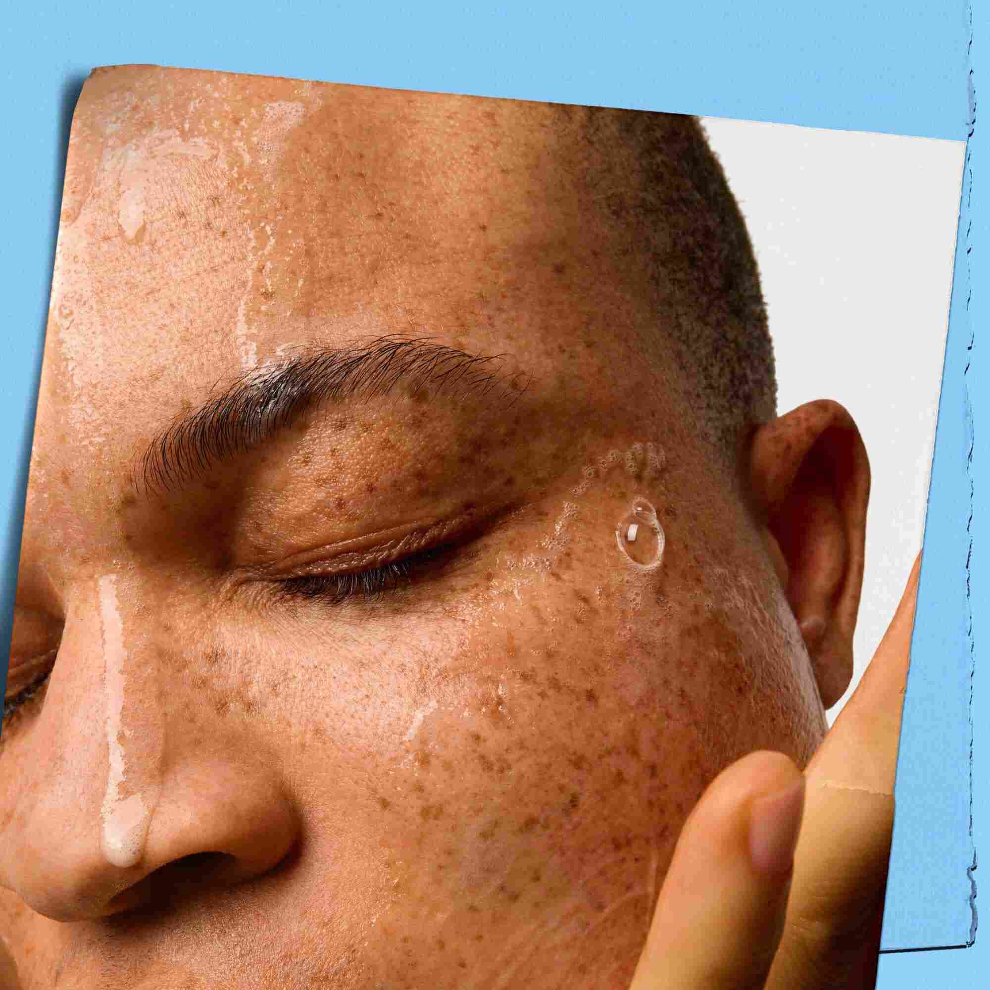 Modell som anvander Kiehl's Ultra Facial Cleanser i ansiktet