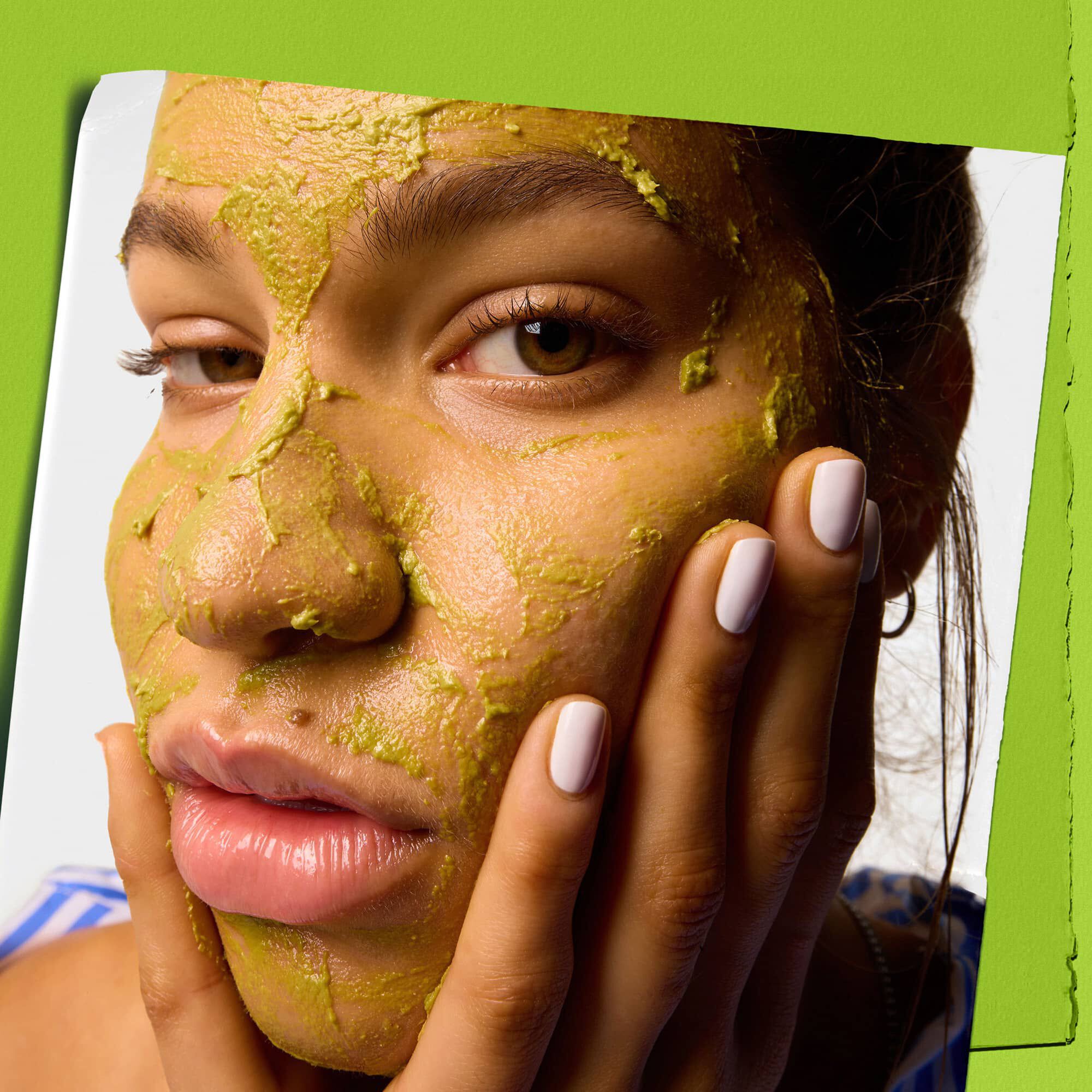 Modell som anvander Kiehl's Avocado Nourishing Hydration Mask i ansiktet