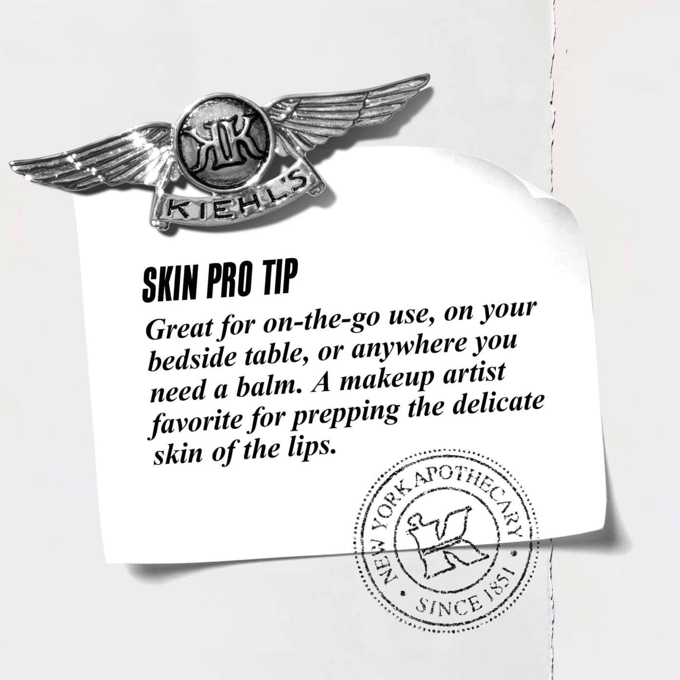 En grafik med texten "Proffstips: Perfekt att ha med sig, på nattduksbordet eller var som helst dar du behover ett balsam. En favorit hos makeupartister for att forbereda lapparnas kansliga hud."
