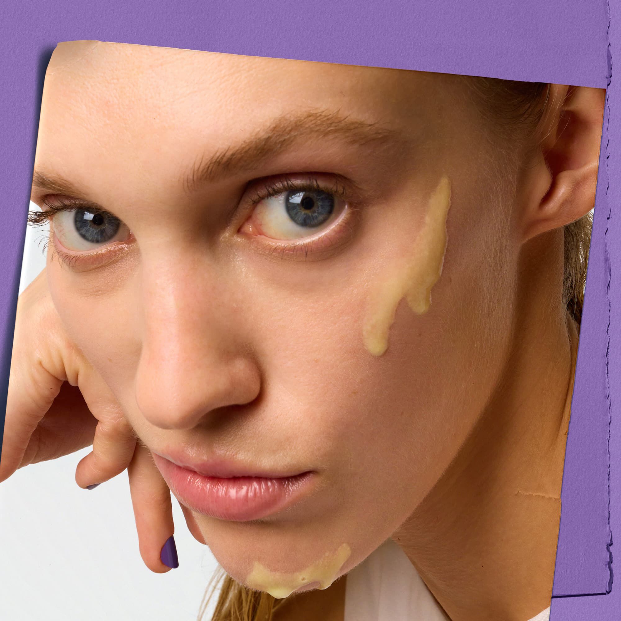 Modell med ett prov av Kiehl's Retinol Fast Release Wrinkle Reducing Night Serum i ansiktet