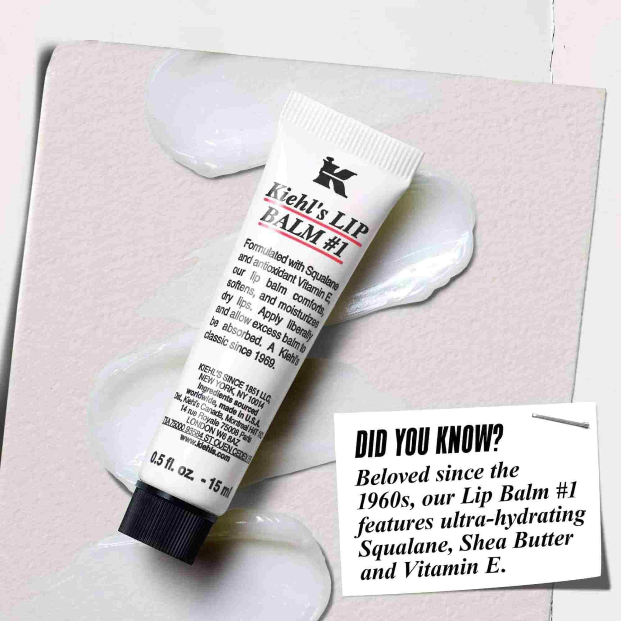 En tub med Lip Balm #1 på en vit yta med texten "Visste du? Formulerad med squalane, sheasmor och E-vitamin for återfuktade, slatare lappar."